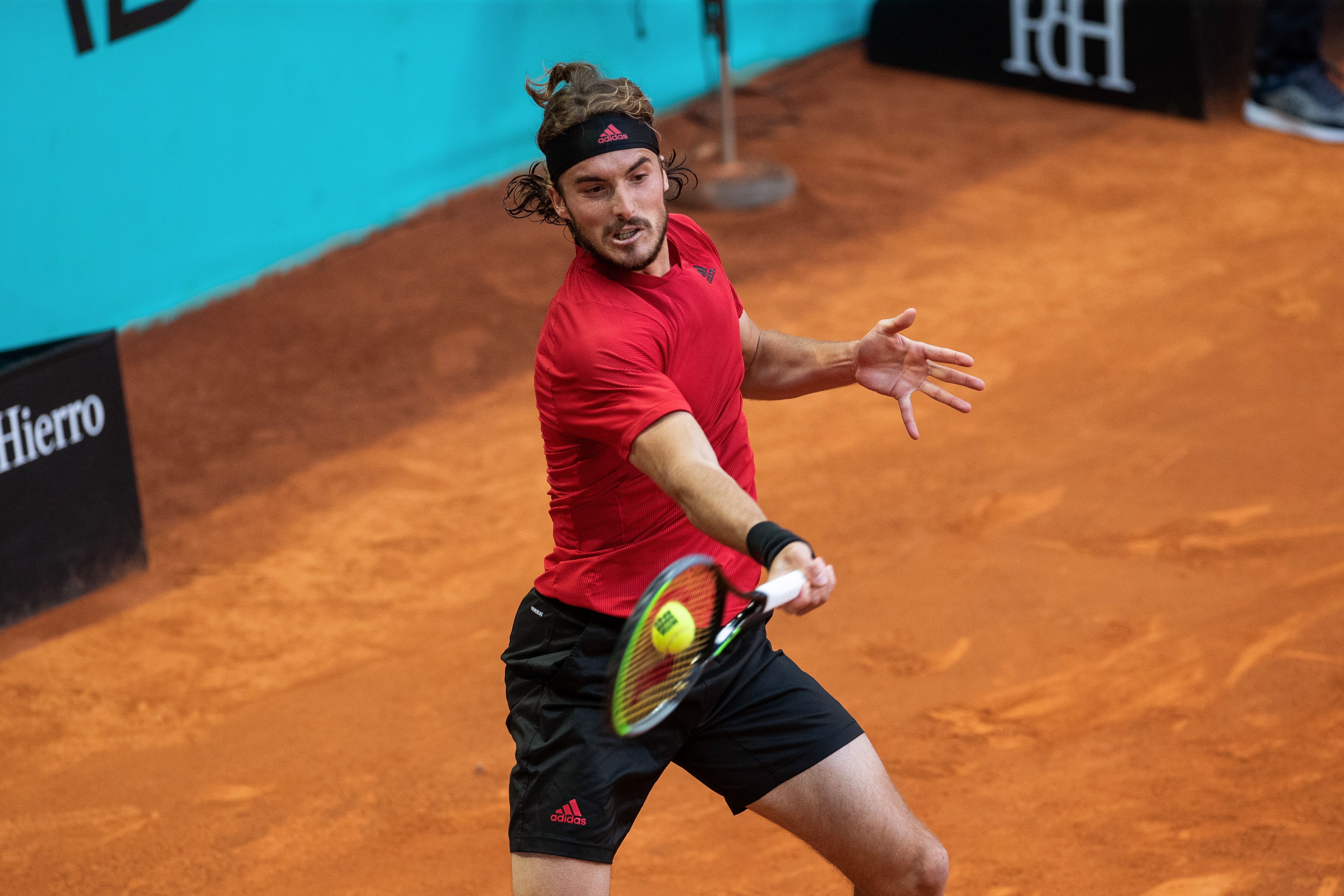 epa09181454 Stefanos Tsitsipas of Greece in action against Casper Ruud of Norway during their Mutua Madrid Open tennis tournament round of 16 tennis match held in Madrid, Spain, 06 May 2021.  EPA-EFE/Rodrigo Jimenez