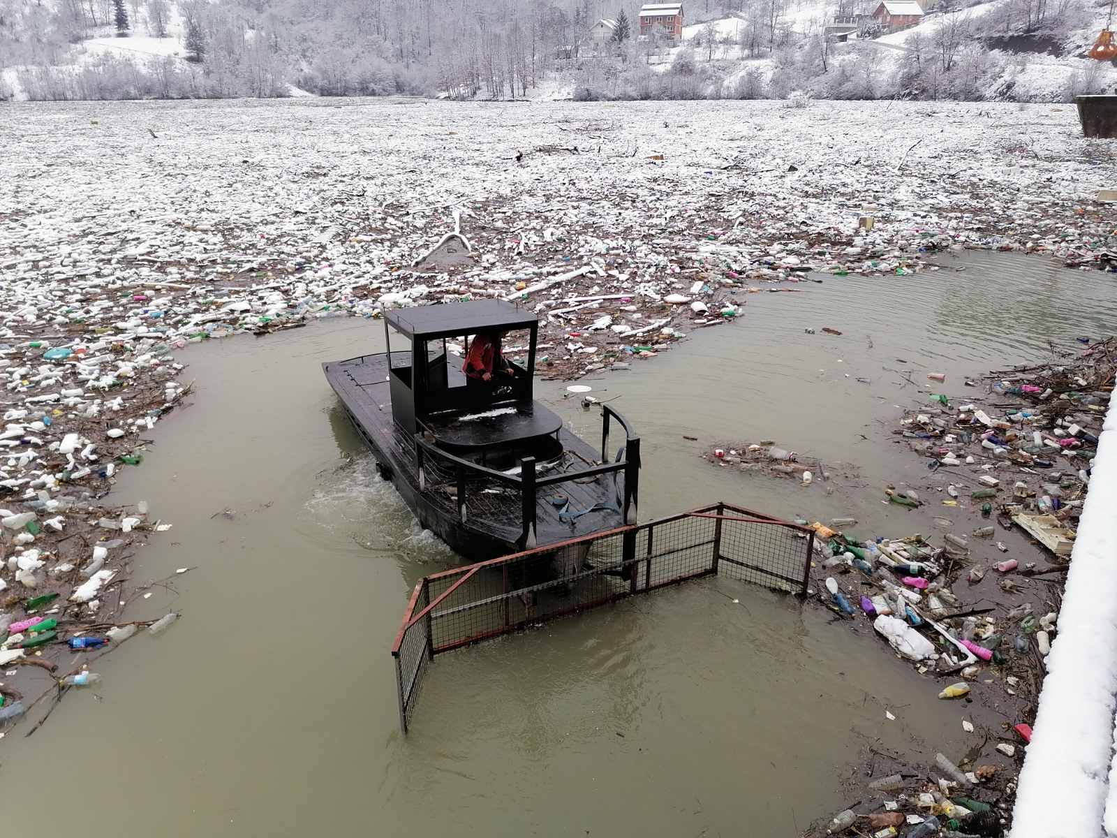 POTPECKO JEZERO PREKRIVENO PLUTAJUCIM OTPADOM