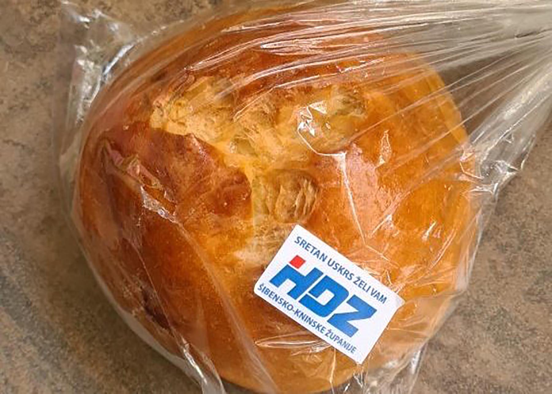 HDZ delila deci u vrtiću pogače sa znakom stranke i bez deklaracije