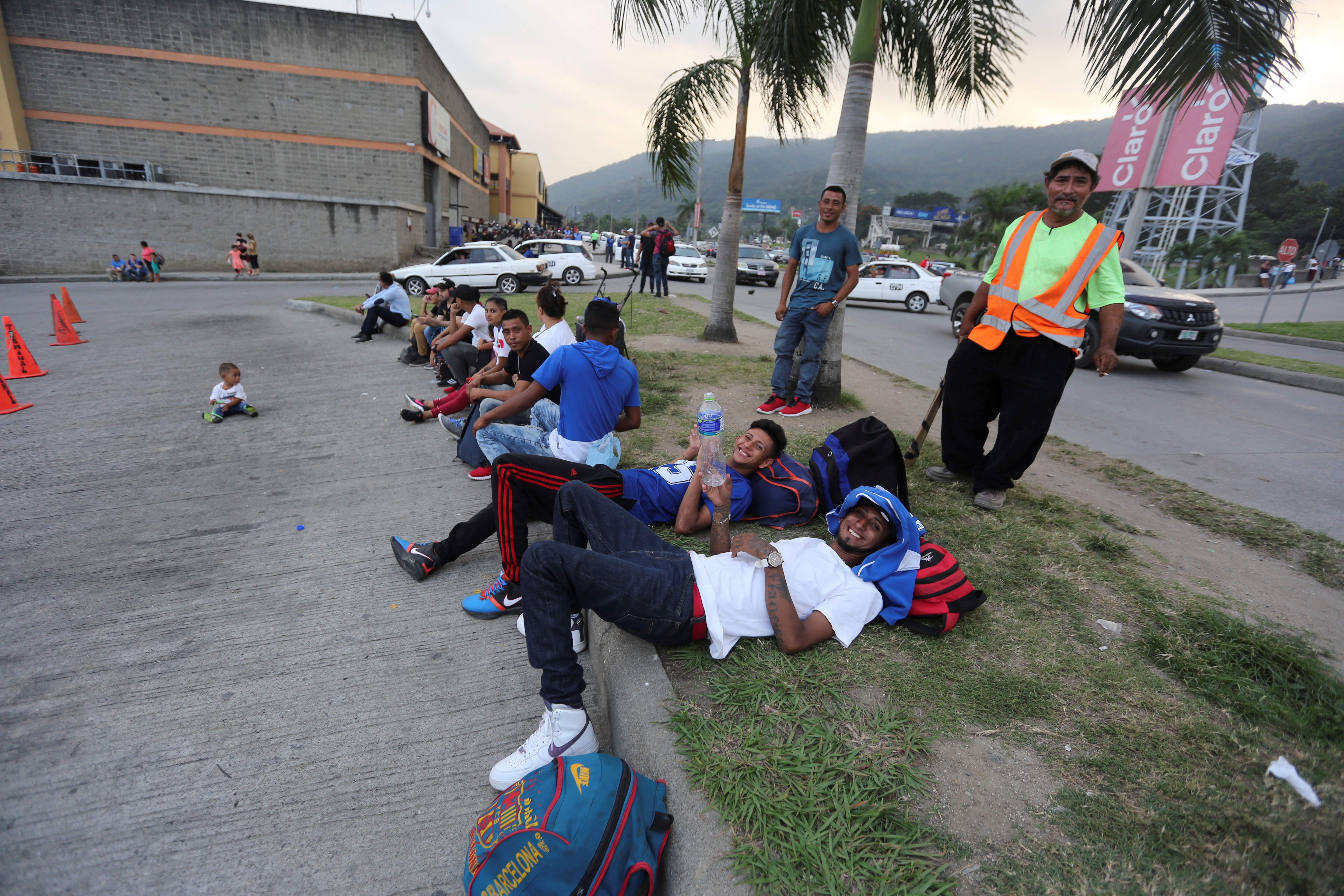 epa08180522 Honduran migrants wait for a caravan traveling to the US to leave, at the Transportation Center in the city of San Pedro Sula, Honduras, 30 January 2020.  EPA-EFE/GUSTAVO AMADOR