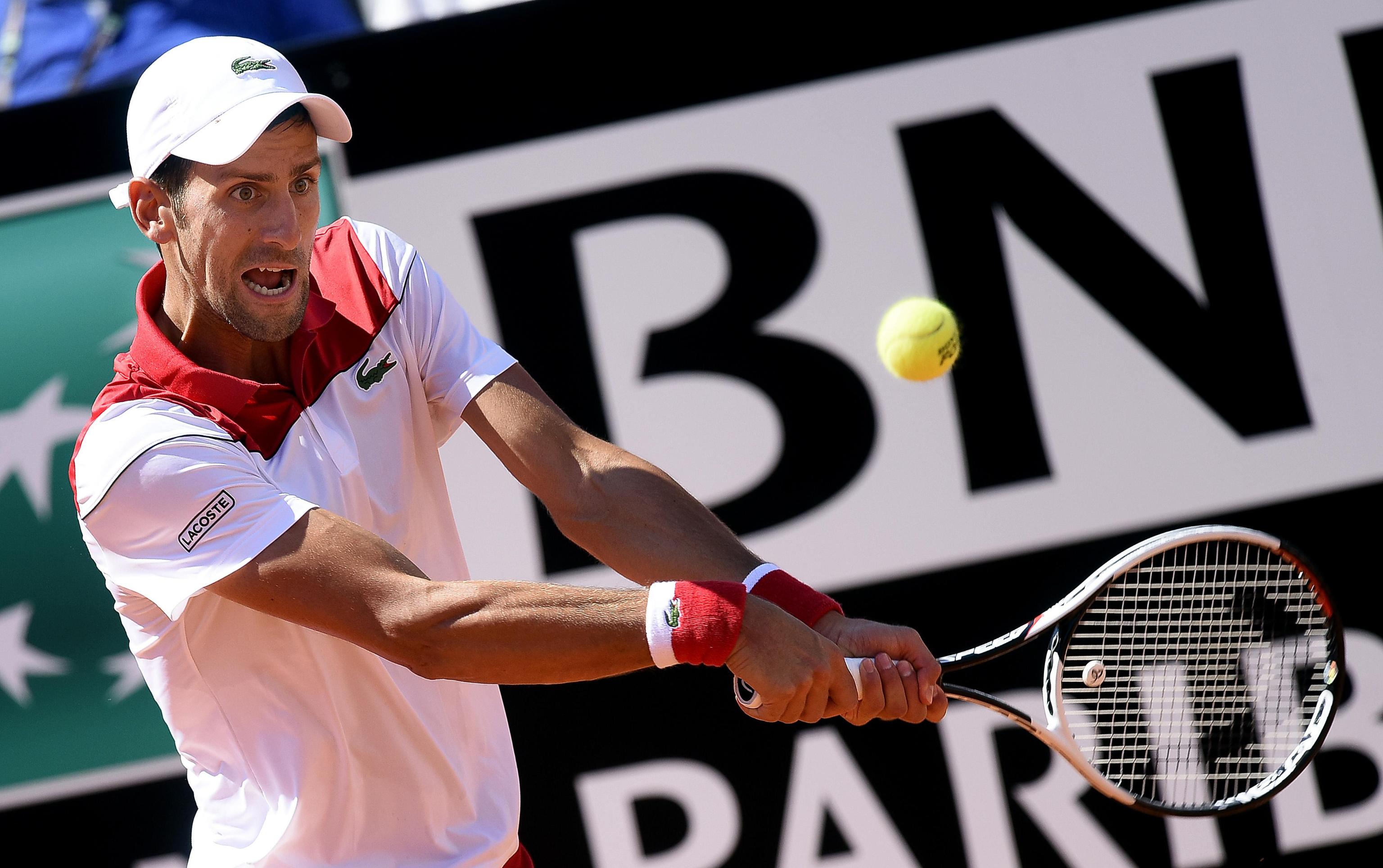 epa06749683 Serbia's Novak Djokovic in action during his men's singles semi final match against  Spain's Rafael Nadal during the Italian Open tennis tournament at the Foro Italico in Rome, Italy, 19 May 2018.  EPA-EFE/CLAUDIO ONORATI
