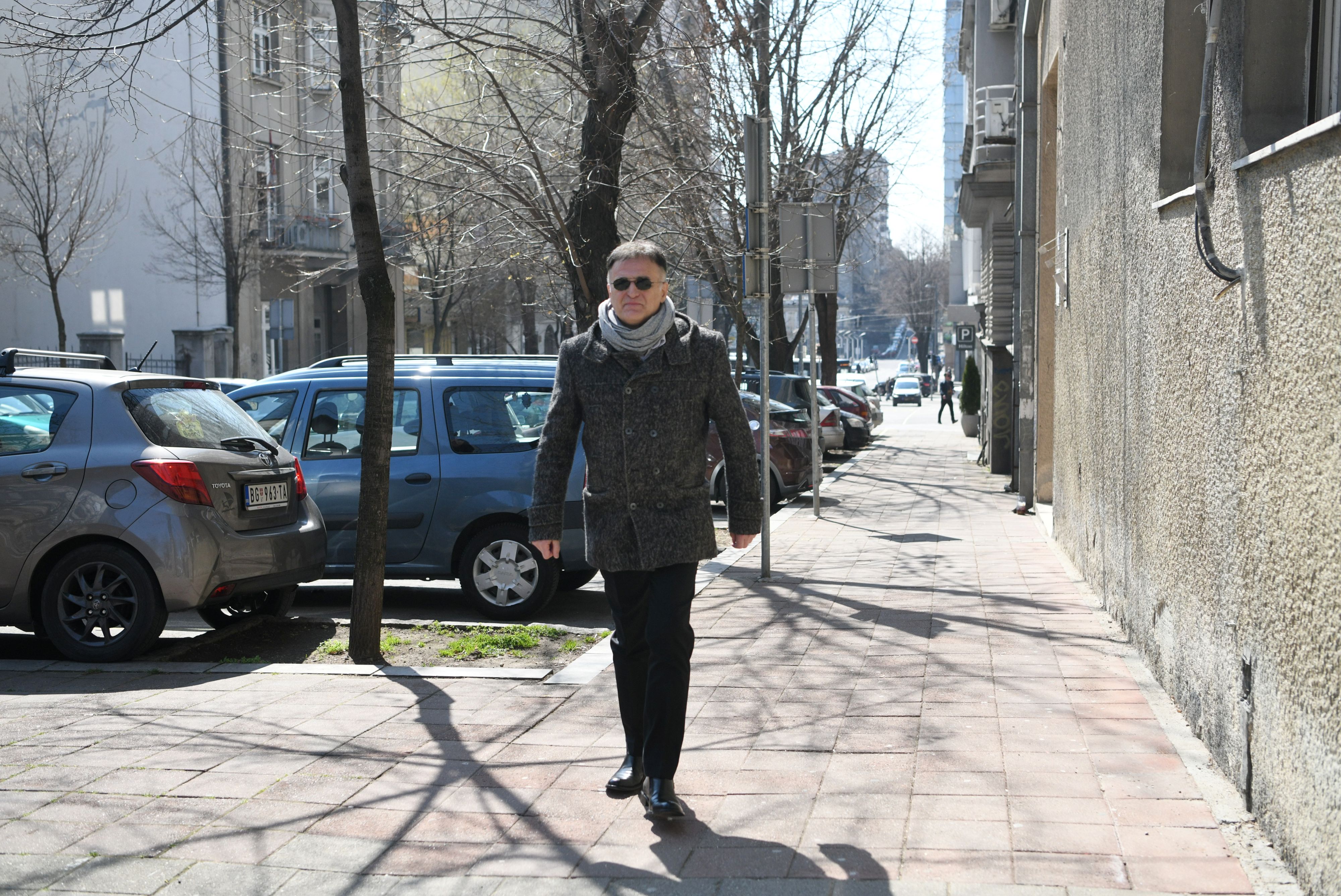Beograd 26.03.2021. Branislav Lecic ispred kuce, polazi na saslusanje u policiju. Foto: Filip Krainčanić/Nova.rs