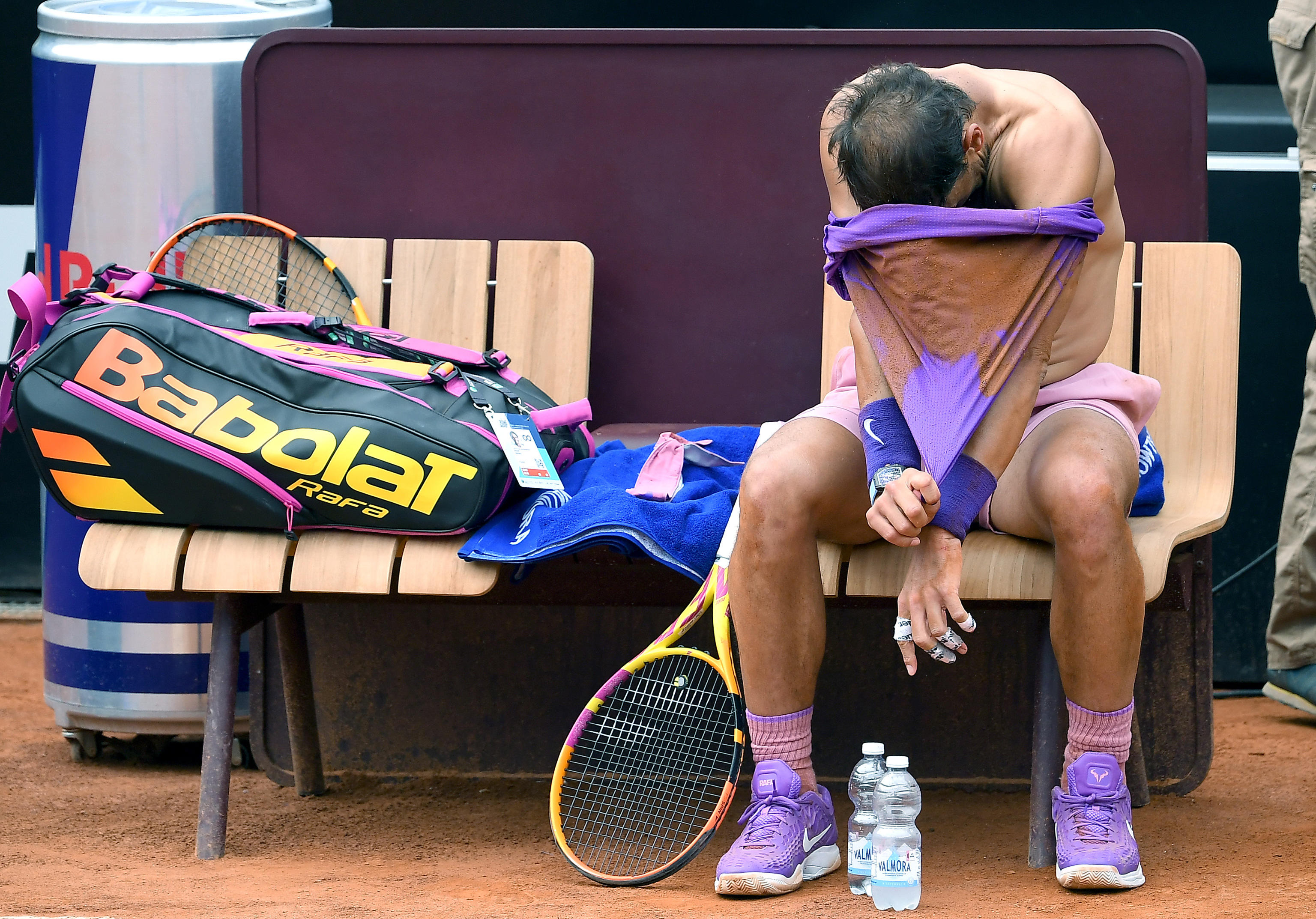 epa09199351 Rafael Nadal of Spain changes his shirt during his men's singles quarter final match against Alexander Zverev of Germany at the Italian Open tennis tournament in Rome, Italy, 14 May 2021.  EPA-EFE/ETTORE FERRARI