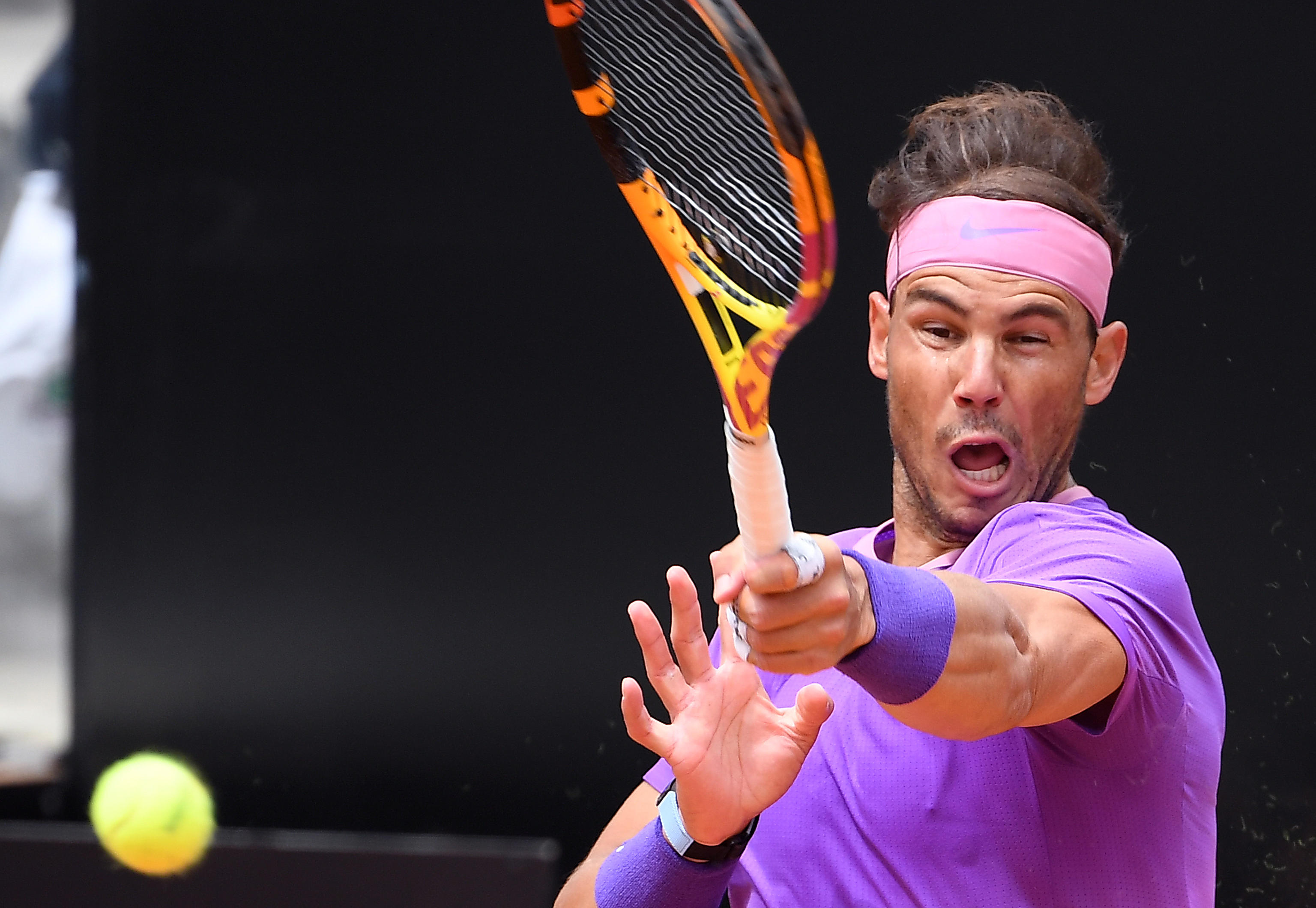 epa09199178 Rafael Nadal of Spain in action during his men's singles quarter final match against Alexander Zverev of Germany at the Italian Open tennis tournament in Rome, Italy, 14 May 2021.  EPA-EFE/ETTORE FERRARI