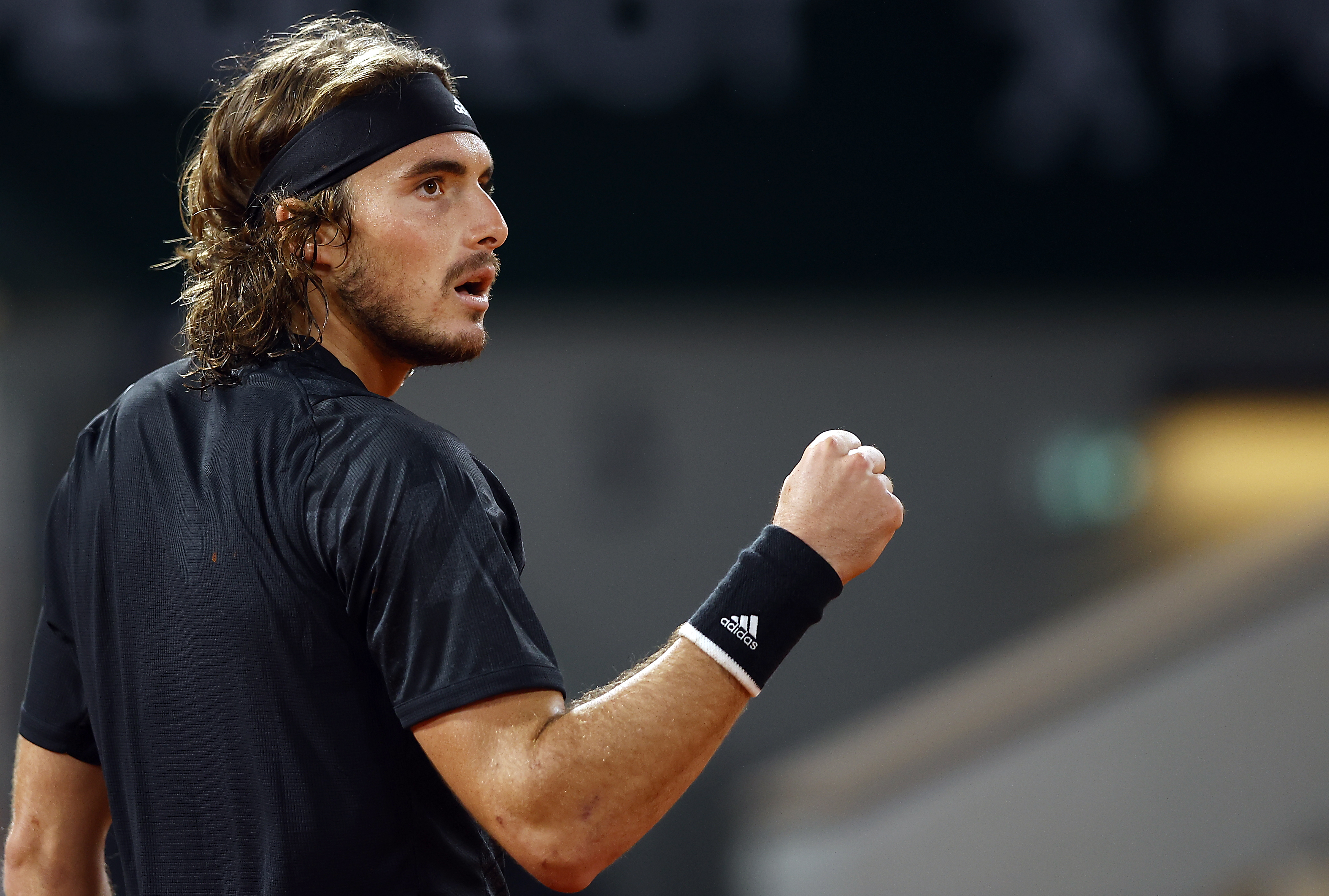 epa08732930 Stefanos Tsitsipas of Greece reacts as he plays Novak Djokovic of Serbia during their men?s semi final match during the French Open tennis tournament at Roland ?Garros in Paris, France, 09 October 2020.  EPA-EFE/IAN LANGSDON
