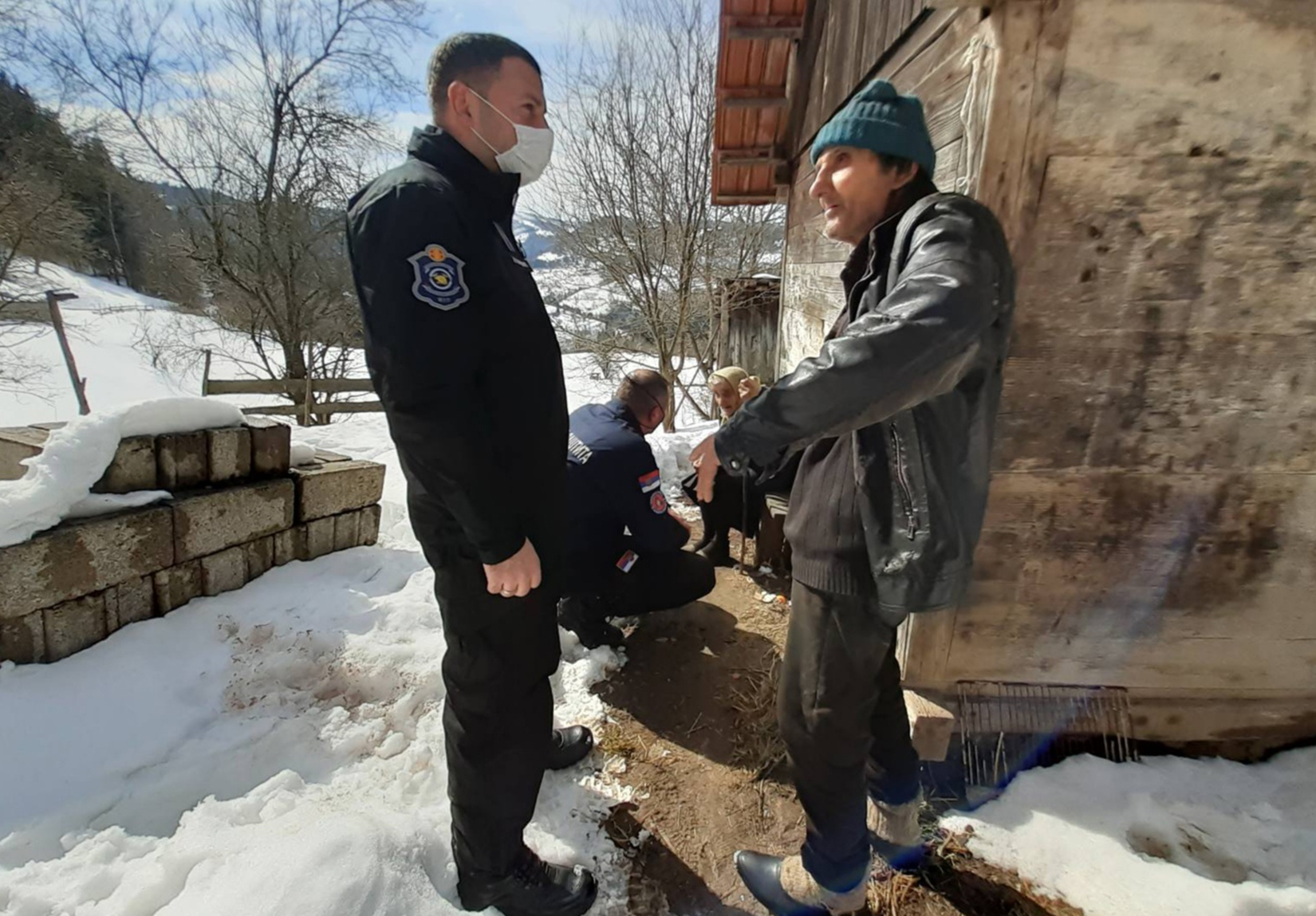 Golija, pripadnici Sektora za vanredne situacije, vatrogasno spasilačka jedinica Čačak i Ivanjica, dostava namirnica, ugroženo stanovništvo Foto: MUP Srbije