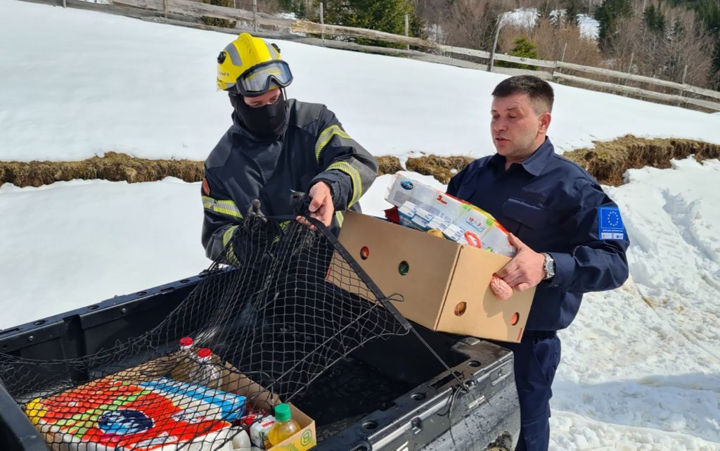 Golija, pripadnici Sektora za vanredne situacije, vatrogasno spasilačka jedinica Čačak i Ivanjica, dostava namirnica, ugroženo stanovništvo Foto: MUP Srbije