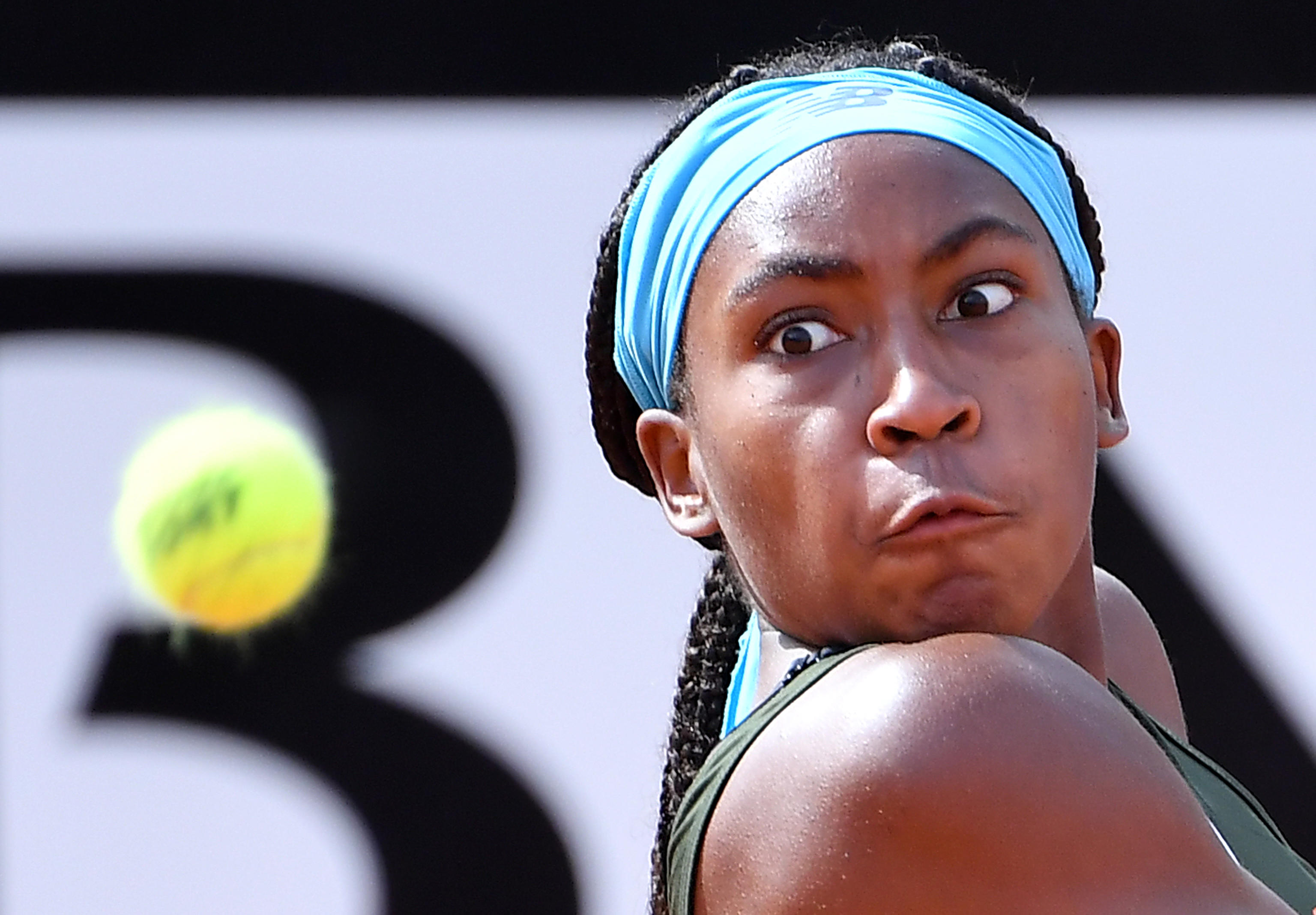 epa09201943 Cori 'Coco' Gauff of the US in action during her women's singles semifinal match against Iga Swiatek of Poland at the Italian Open tennis tournament in Rome, Italy, 15 May 2021.  EPA-EFE/ETTORE FERRARI