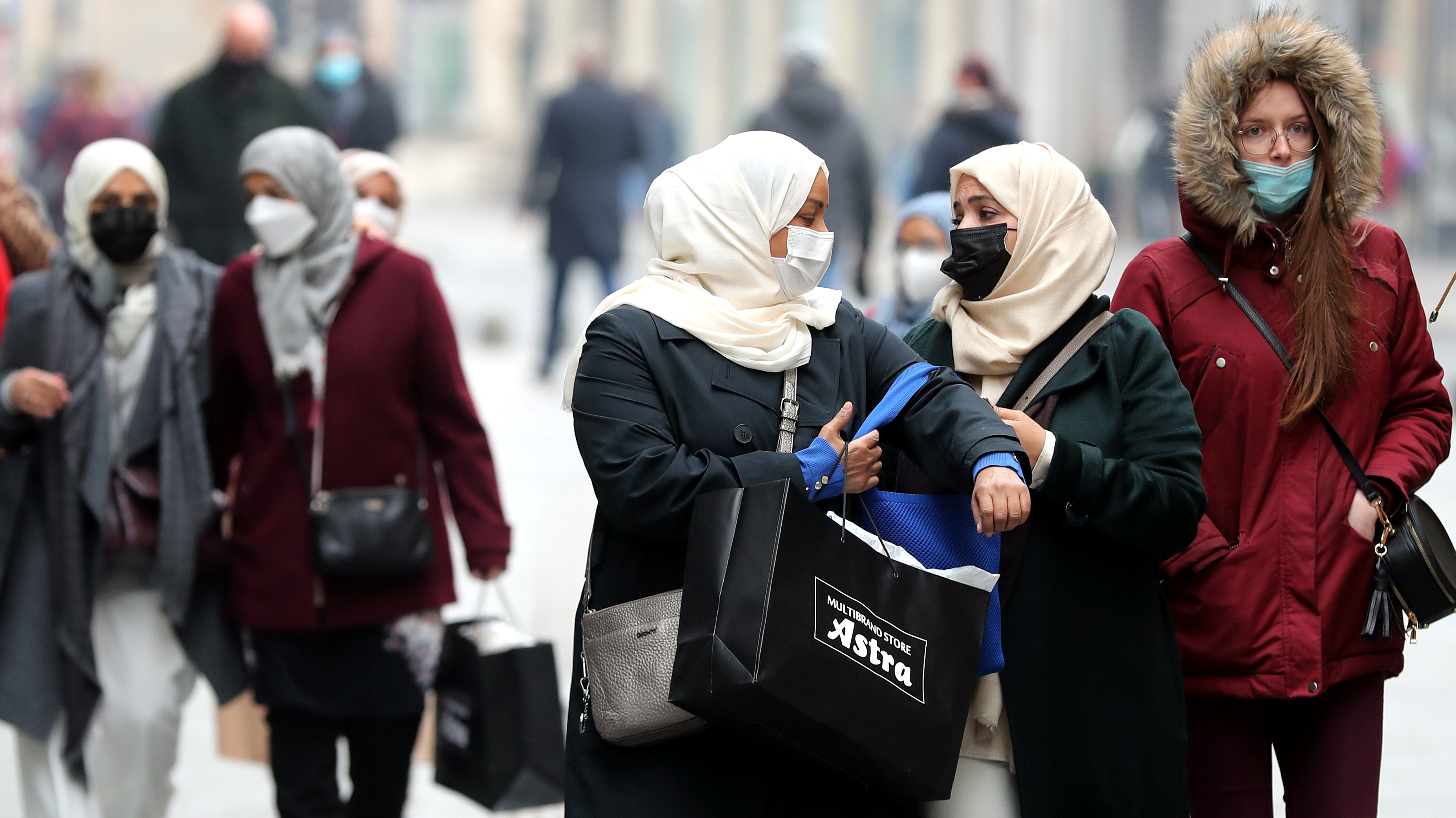 epa08839262 Women wearing face masks walk in Sarajevo, in the midst of the COVID-19 coronavirus pandemic, in Sarajevo, Bosnia and Herzegovina, 24 November 2020.  EPA-EFE/FEHIM DEMIR