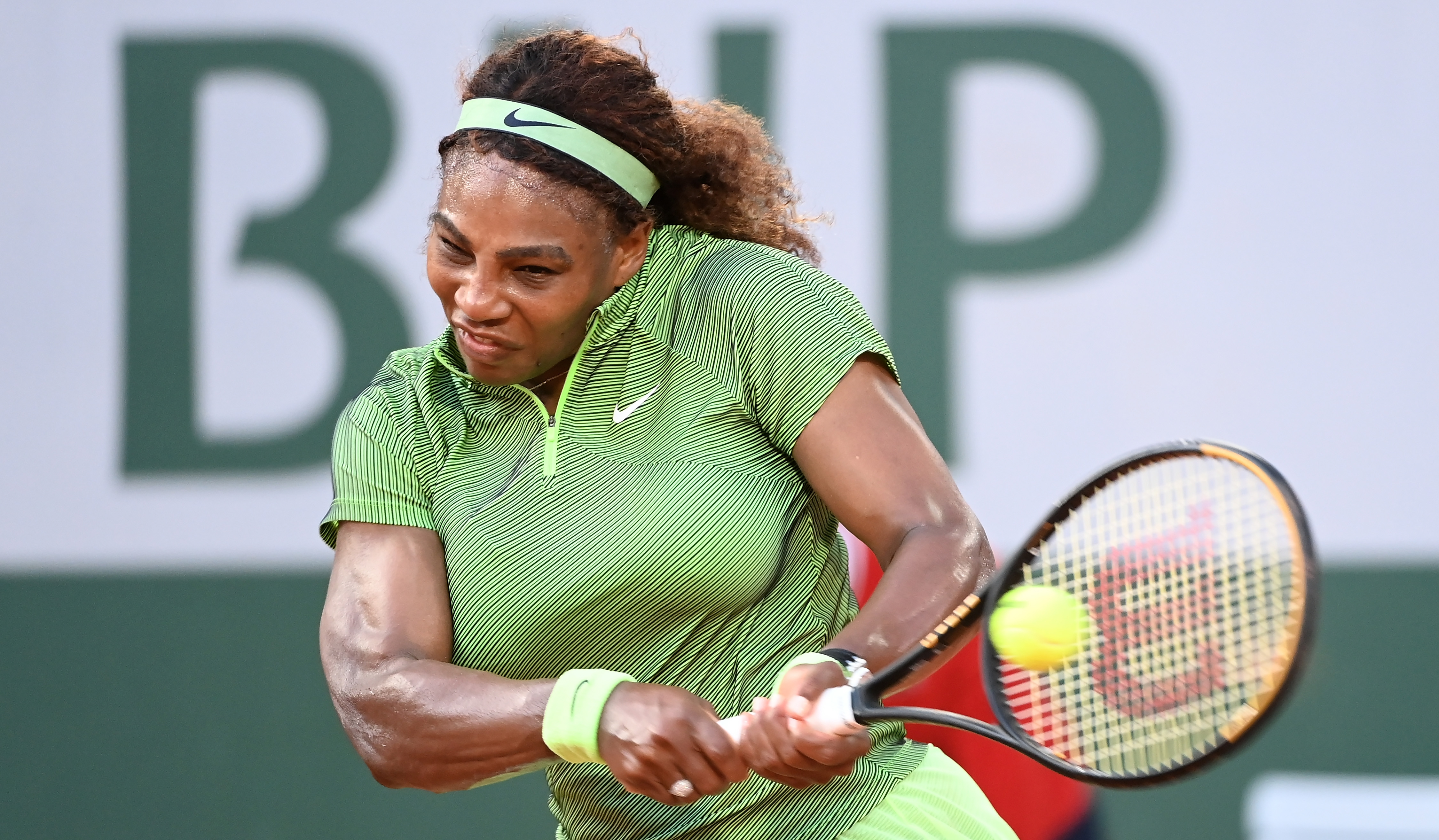 epa09243727 Serena Williams of the USA in action during the 2nd round match against Mihaela Buzarnescu of Romania at the French Open tennis tournament at Roland Garros in Paris, France, 02 June 2021.  EPA-EFE/CAROLINE BLUMBERG