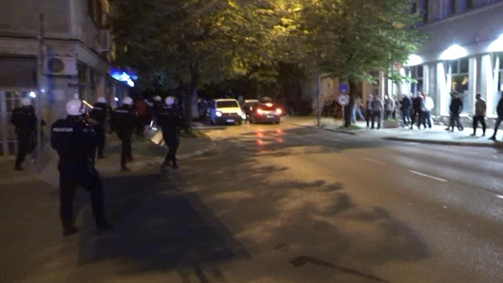 Mesto: Nikšić Crna Gora
Datum: 13.05.2020
Dogadjaj: DRUŠTVO/CRKVA - policija je razbila protest graðana u Nikšiću zbog hapšenja episkopa Joanikija i sveštenika 
Licnosti: