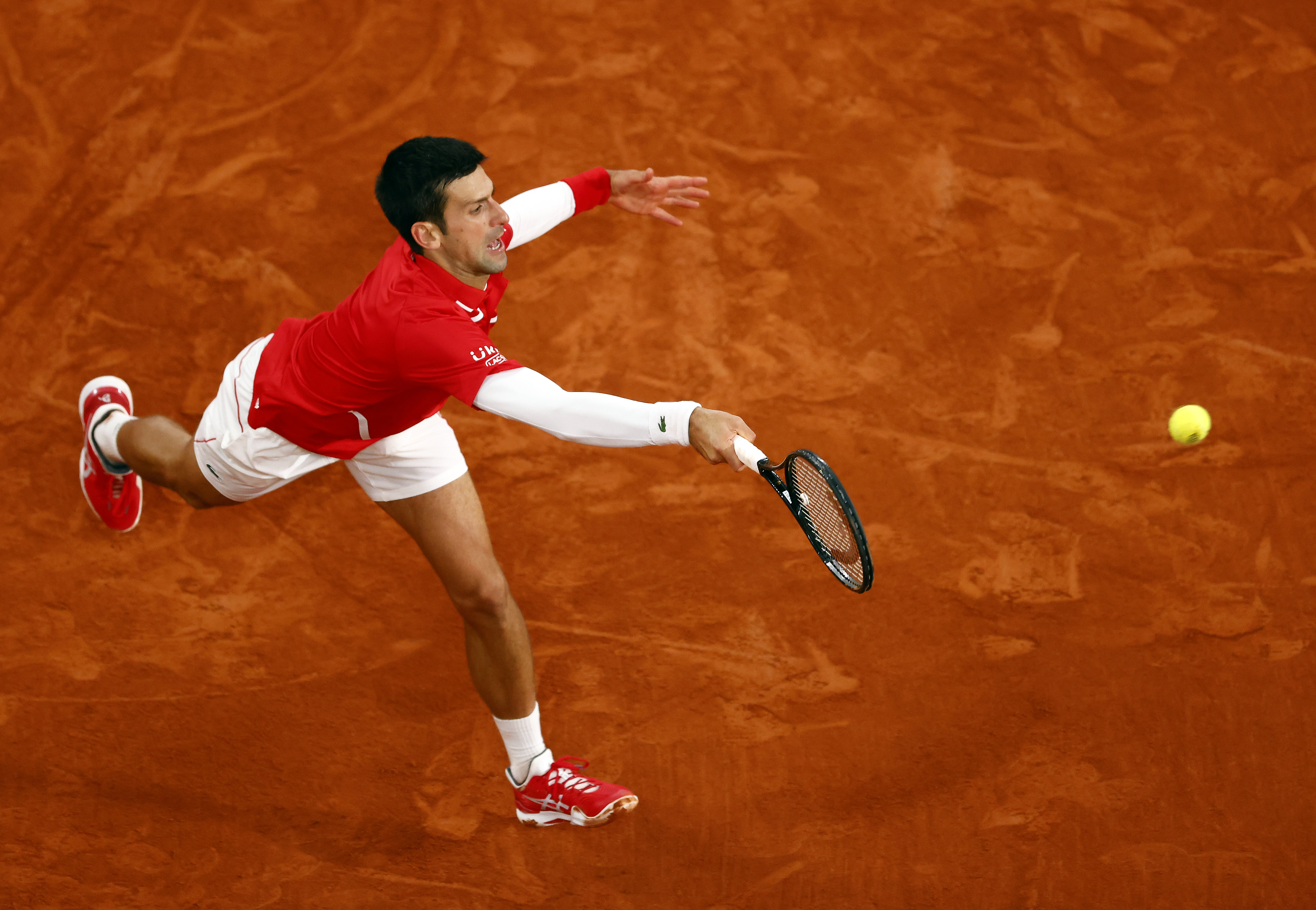 epa08735807 Novak Djokovic of Serbia in action against Rafael Nadal of Spain during their men?s final match during the French Open tennis tournament at Roland ?Garros in Paris, France, 11 October 2020.  EPA-EFE/IAN LANGSDON