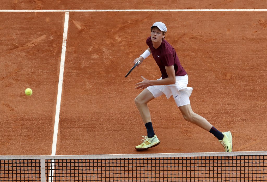 epa09134688 Jannik Sinner of Italy in action during his third round match against Novak Djokovic of Serbia at the Monte-Carlo Rolex Masters tournament ?in Roquebrune Cap Martin, France, 14 April 2021.  EPA-EFE/SEBASTIEN NOGIER