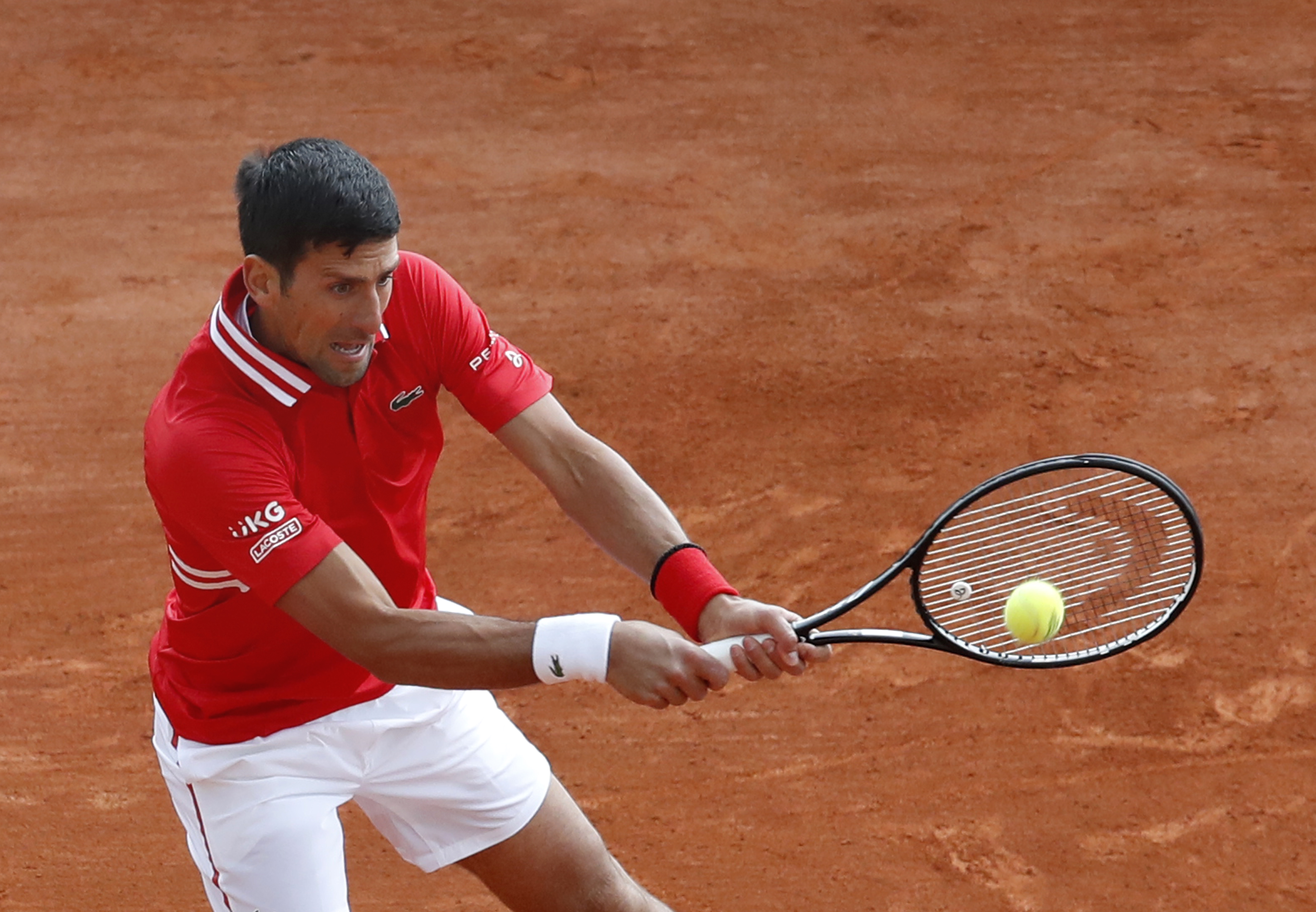 epa09134637 Novak Djokovic of Serbia in action during his third round match against Jannik Sinner of Italy at the Monte-Carlo Rolex Masters tournament ?in Roquebrune Cap Martin, France, 14 April 2021.  EPA-EFE/SEBASTIEN NOGIER