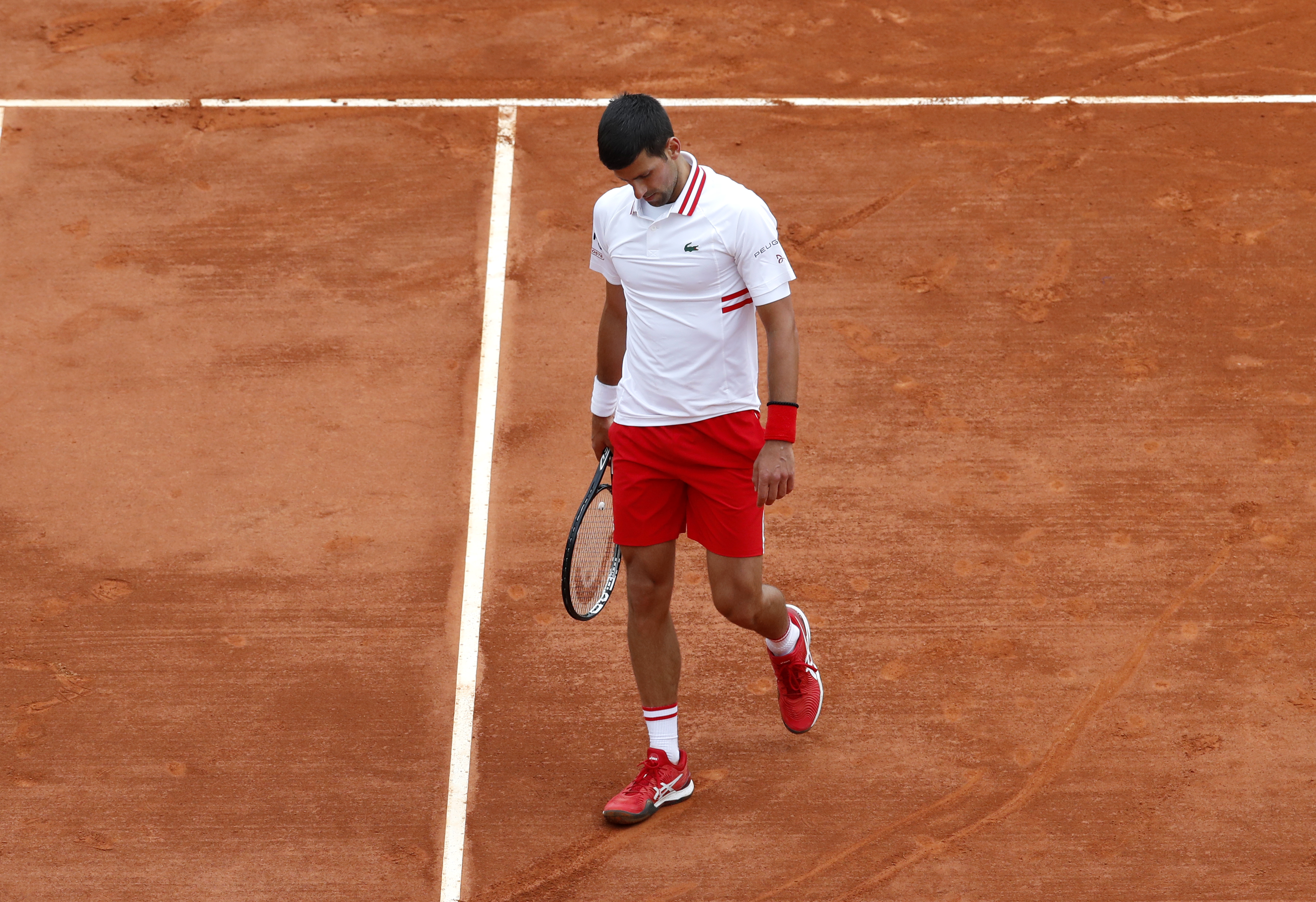 epa09136946 Novak Djokovic of Serbia reacts during his third round match against Daniel Evans of Britain at the Monte-Carlo Rolex Masters tournament ?in Roquebrune Cap Martin, France, 15 April 2021.  EPA-EFE/SEBASTIEN NOGIER