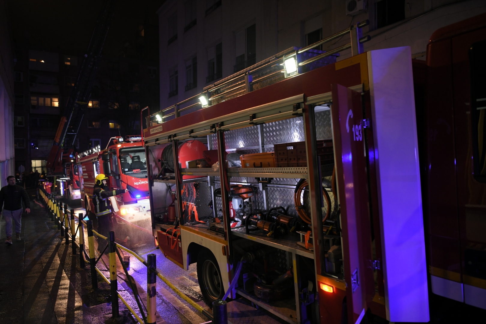 Beograd 01. februar 2021. Pozar Zvezdara ulica Cirila i Metodija stambena zgrada vatrogasci Foto:Dragan Mujan/Nova.rs