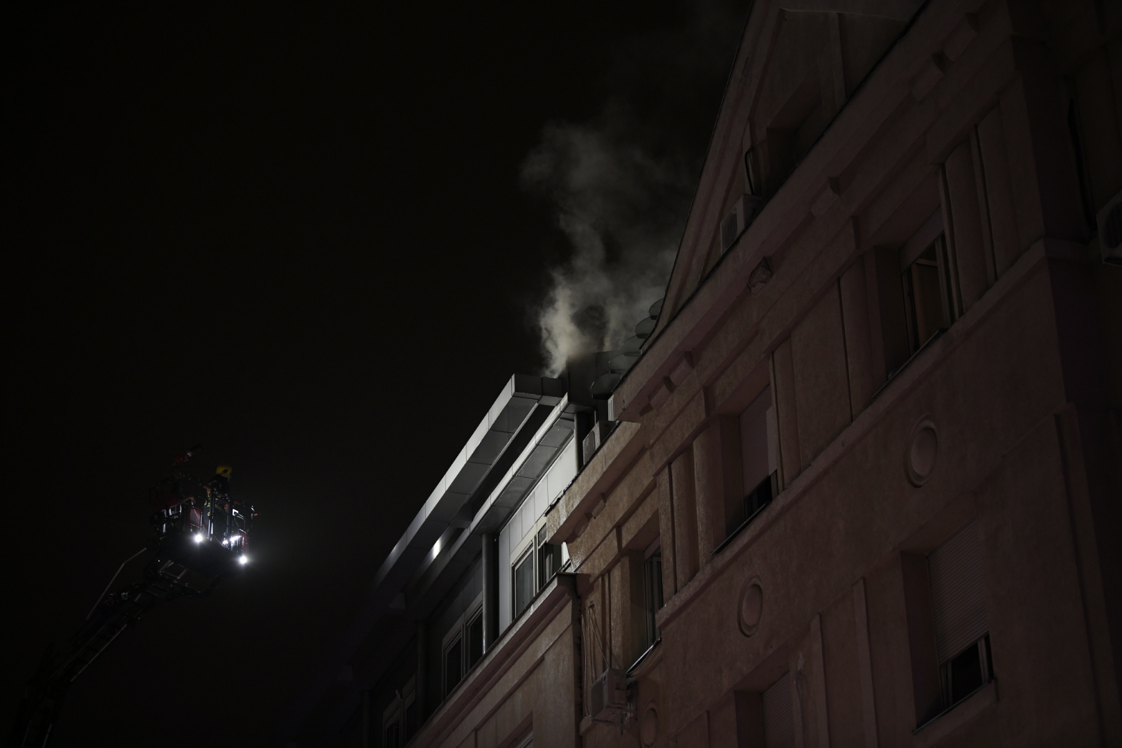 Beograd 01. februar 2021. Pozar Zvezdara ulica Cirila i Metodija stambena zgrada vatrogasci Foto:Dragan Mujan/Nova.rs