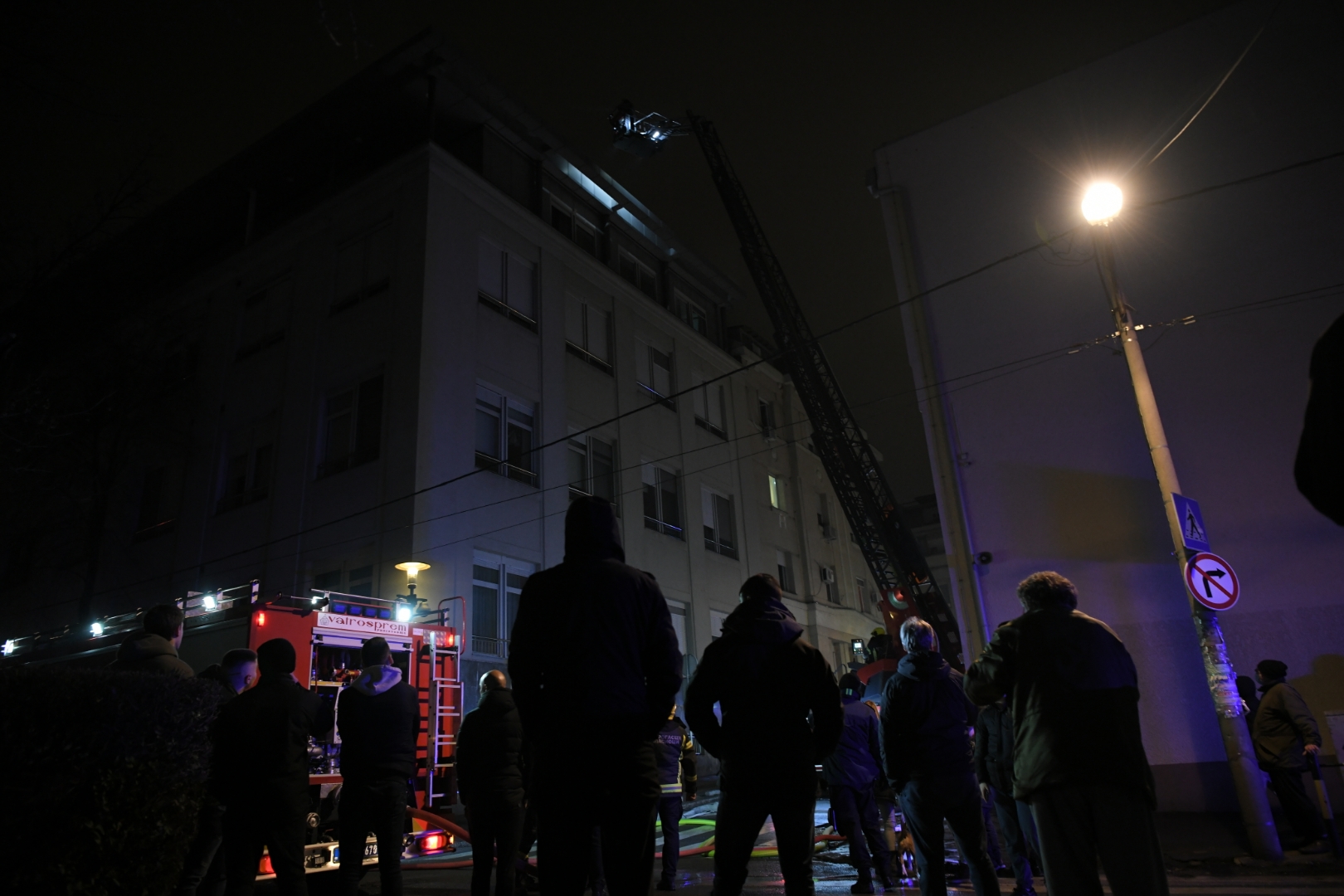 Beograd 01. februar 2021. Pozar Zvezdara ulica Cirila i Metodija stambena zgrada vatrogasci Foto:Dragan Mujan/Nova.rs