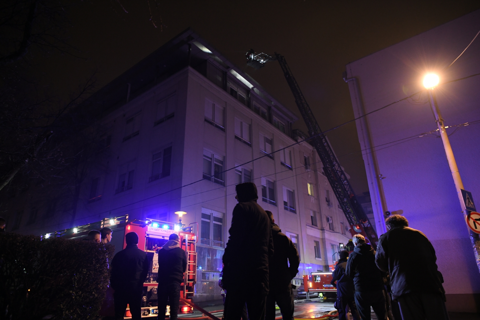 Beograd 01. februar 2021. Pozar Zvezdara ulica Cirila i Metodija stambena zgrada vatrogasci Foto:Dragan Mujan/Nova.rs