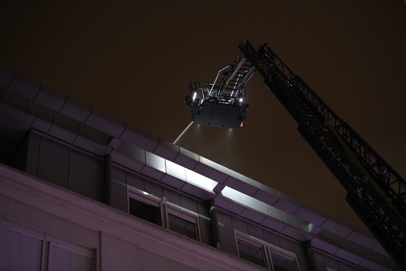 Beograd 01. februar 2021. Pozar Zvezdara ulica Cirila i Metodija stambena zgrada vatrogasci Foto:Dragan Mujan/Nova.rs