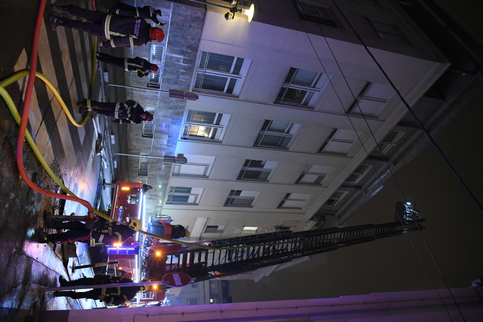 Beograd 01. februar 2021. Pozar Zvezdara ulica Cirila i Metodija stambena zgrada vatrogasci Foto:Dragan Mujan/Nova.rs