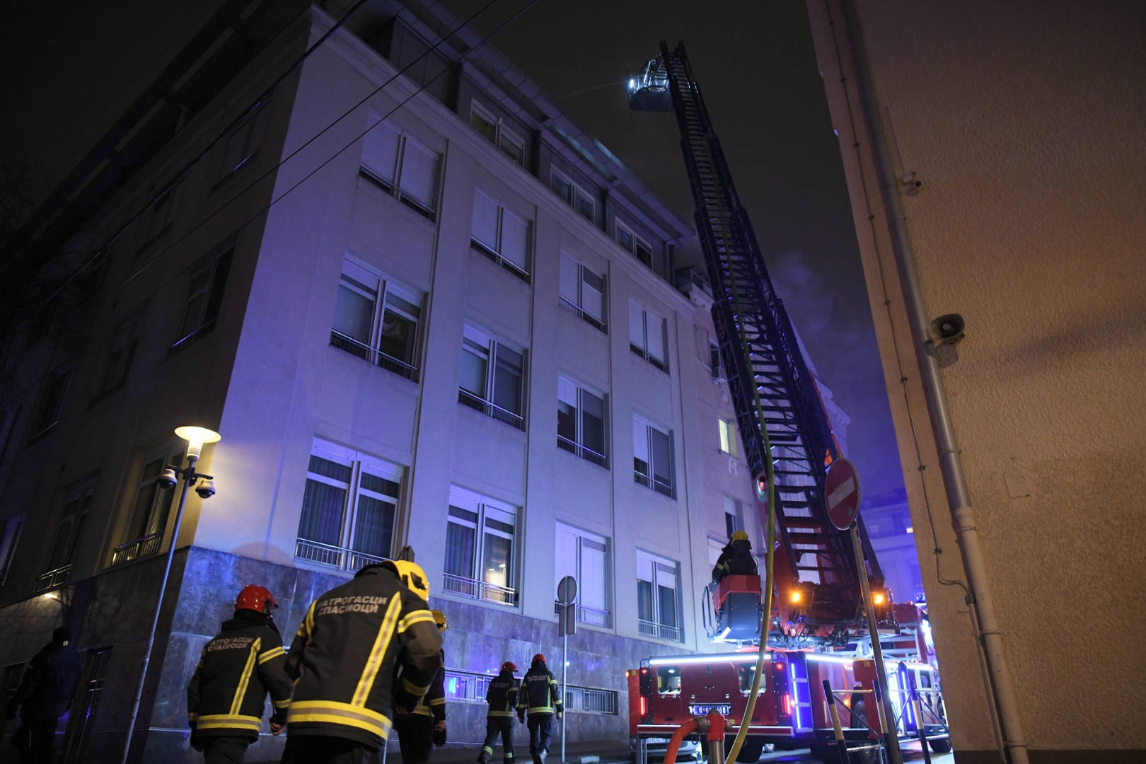 Beograd 01. februar 2021. Pozar Zvezdara ulica Cirila i Metodija stambena zgrada vatrogasci Foto:Dragan Mujan/Nova.rs