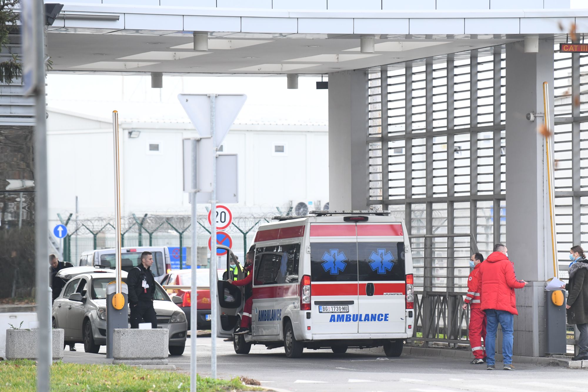 Beograd, 22.12.2020. Aerodrom Nikola Tesla, dolaze vakcine, hitna pomoć Foto: Goran Srdanov/Nova.rs