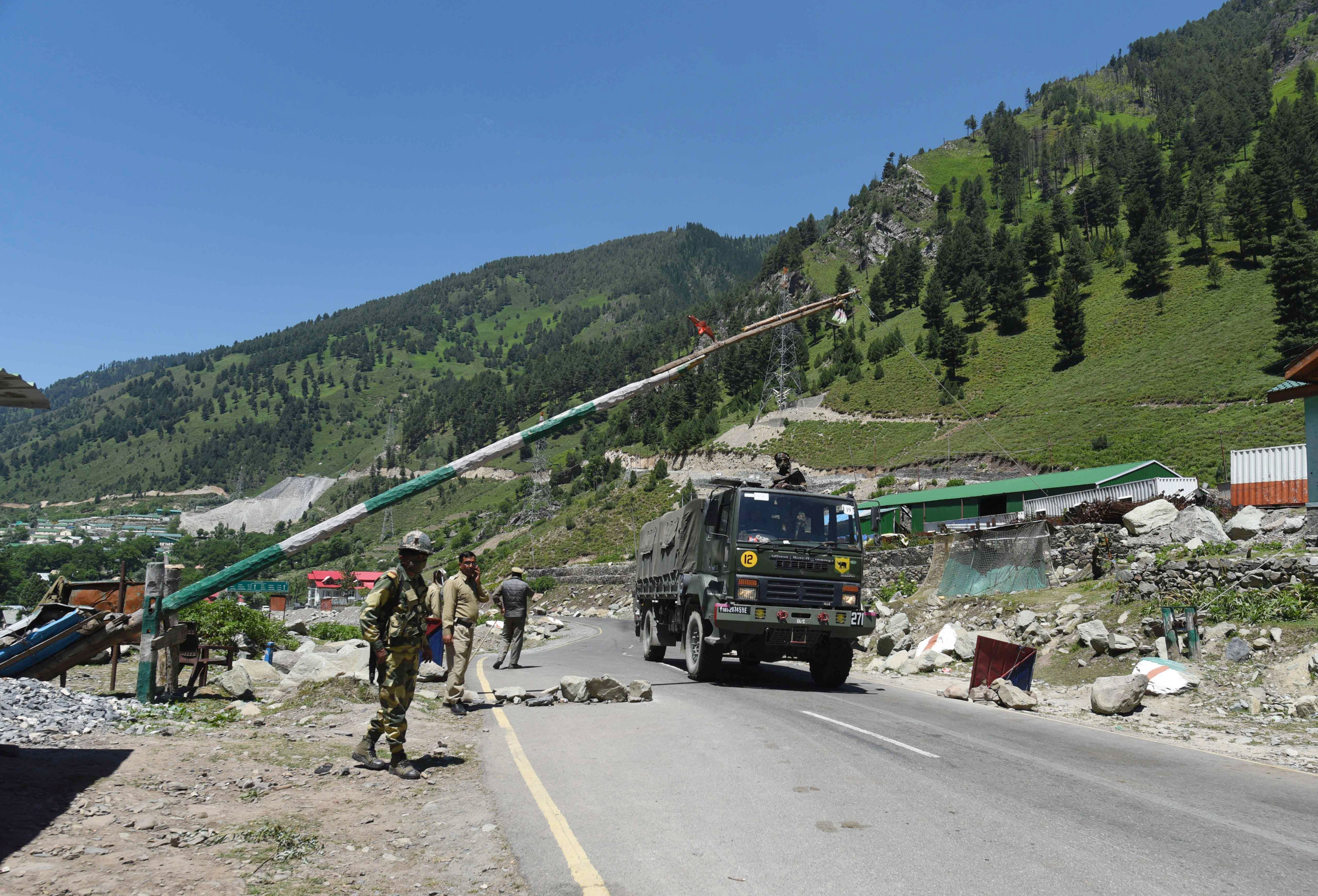 Sukob Kina-Indija, Indian Army forces travel though Kashmir amid tensions with China