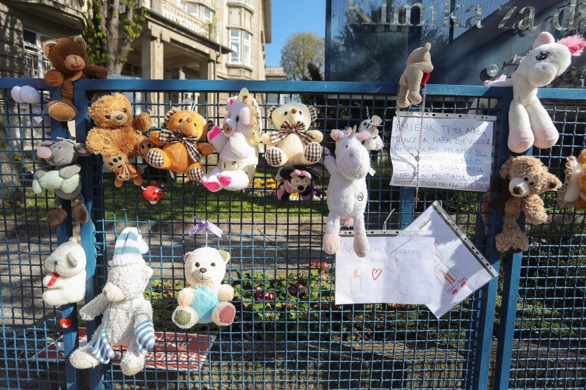 05.04.2021., Zagreb - Ispred djecje bolnice u Klaicevoj gradjani na ogradi ostavljavljaju poruke i igracke i pale svijece za umrlu djevojcicu

Photo: Luka Stanzl/PIXSELL