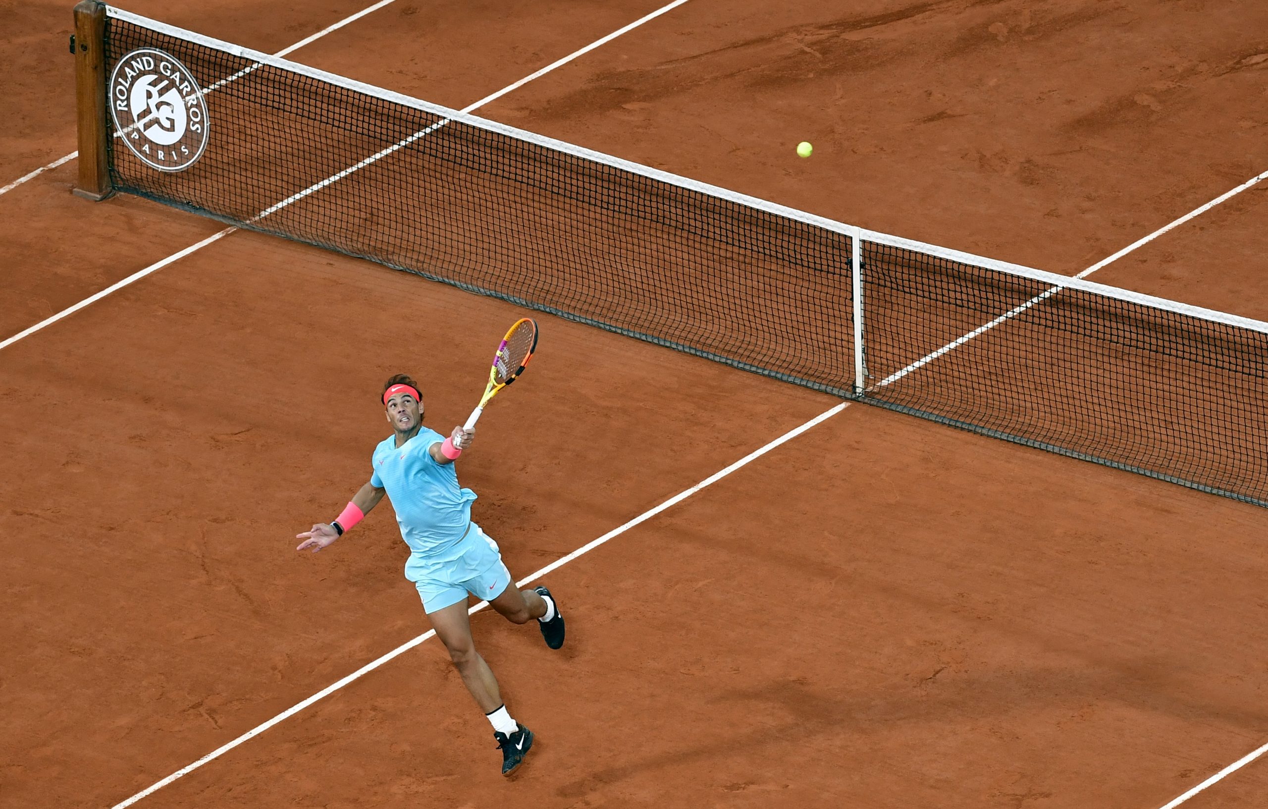epa08735563 Rafael Nadal of Spain in action against Novak Djokovic of Serbia during their men?s final match during the French Open tennis tournament at Roland ?Garros in Paris, France, 11 October 2020.  EPA-EFE/JULIEN DE ROSA