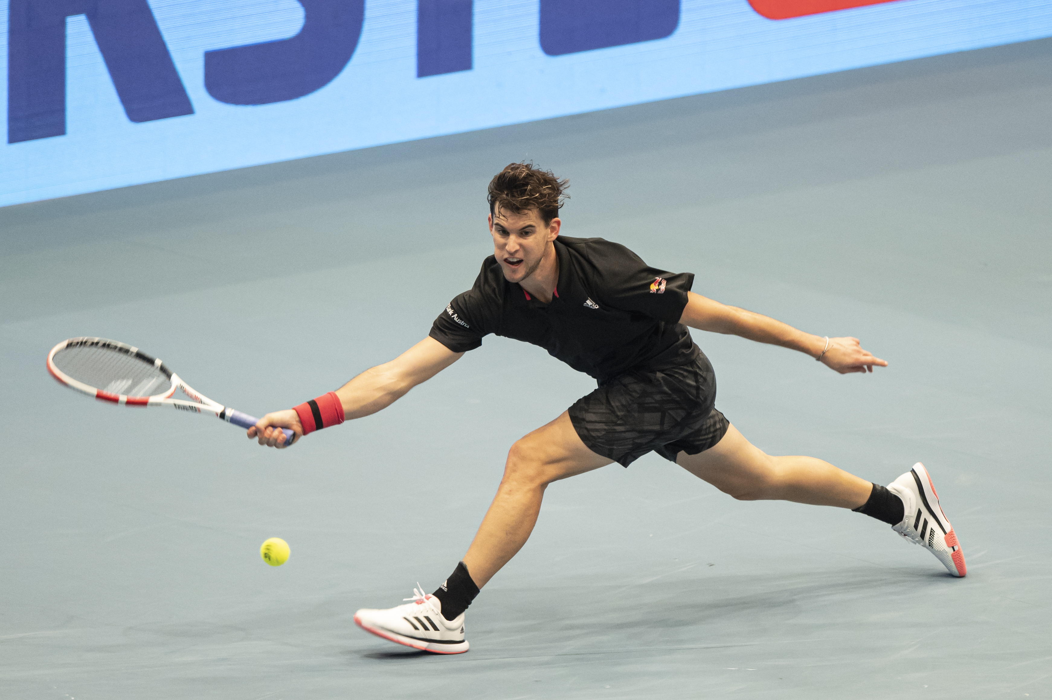 epa08786441 Dominic Thiem of Austria in action during his quarter final match against Andrey Rublev of Russia at the Erste Bank Open ATP tennis tournament in Vienna, Austria, 30 October 2020.  EPA-EFE/CHRISTIAN BRUNA