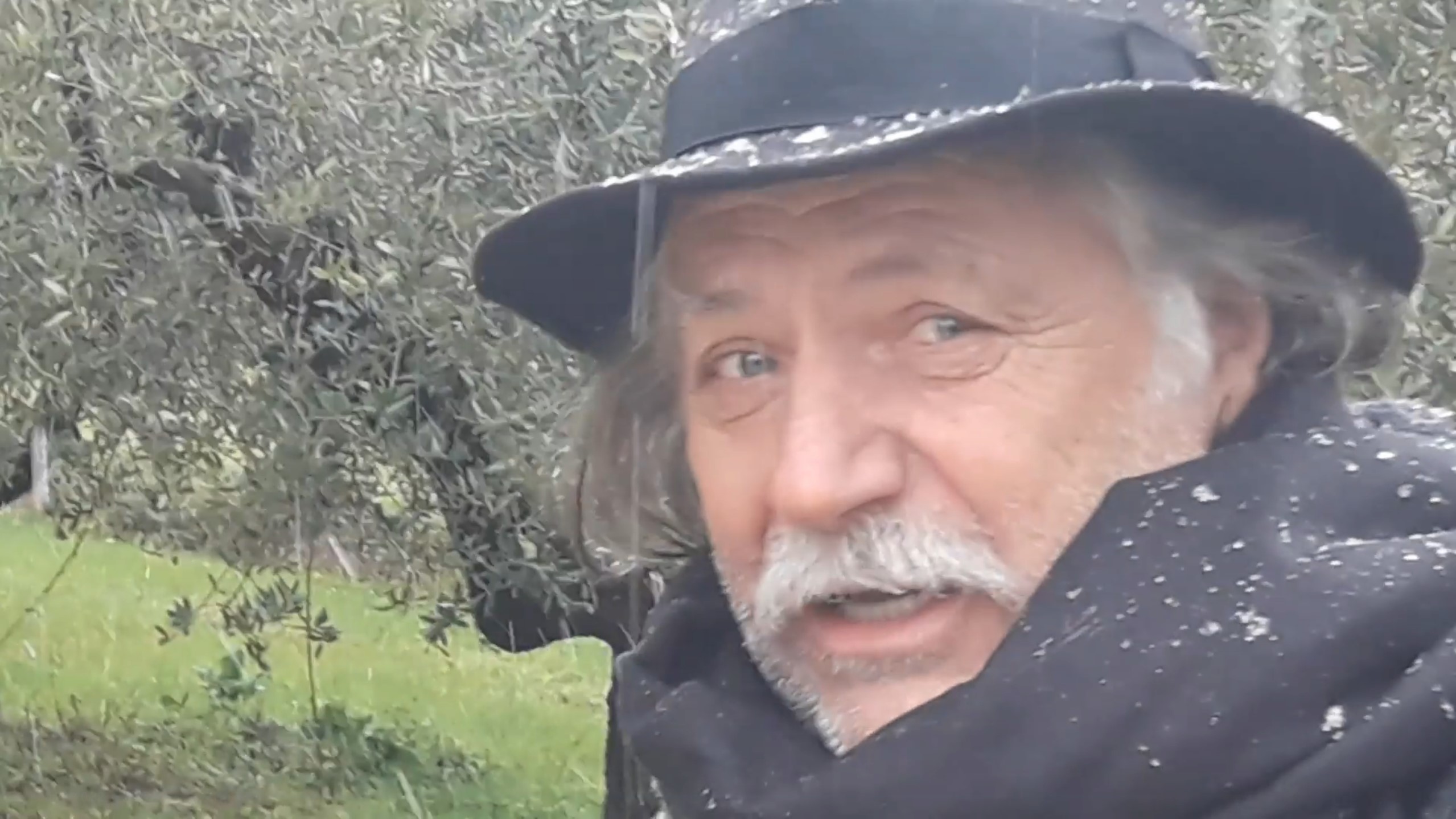 Rade Šerbedžija, peva Kada padne prvi sneg Foto: Printscreen/Facebook/Rade Serbedzija