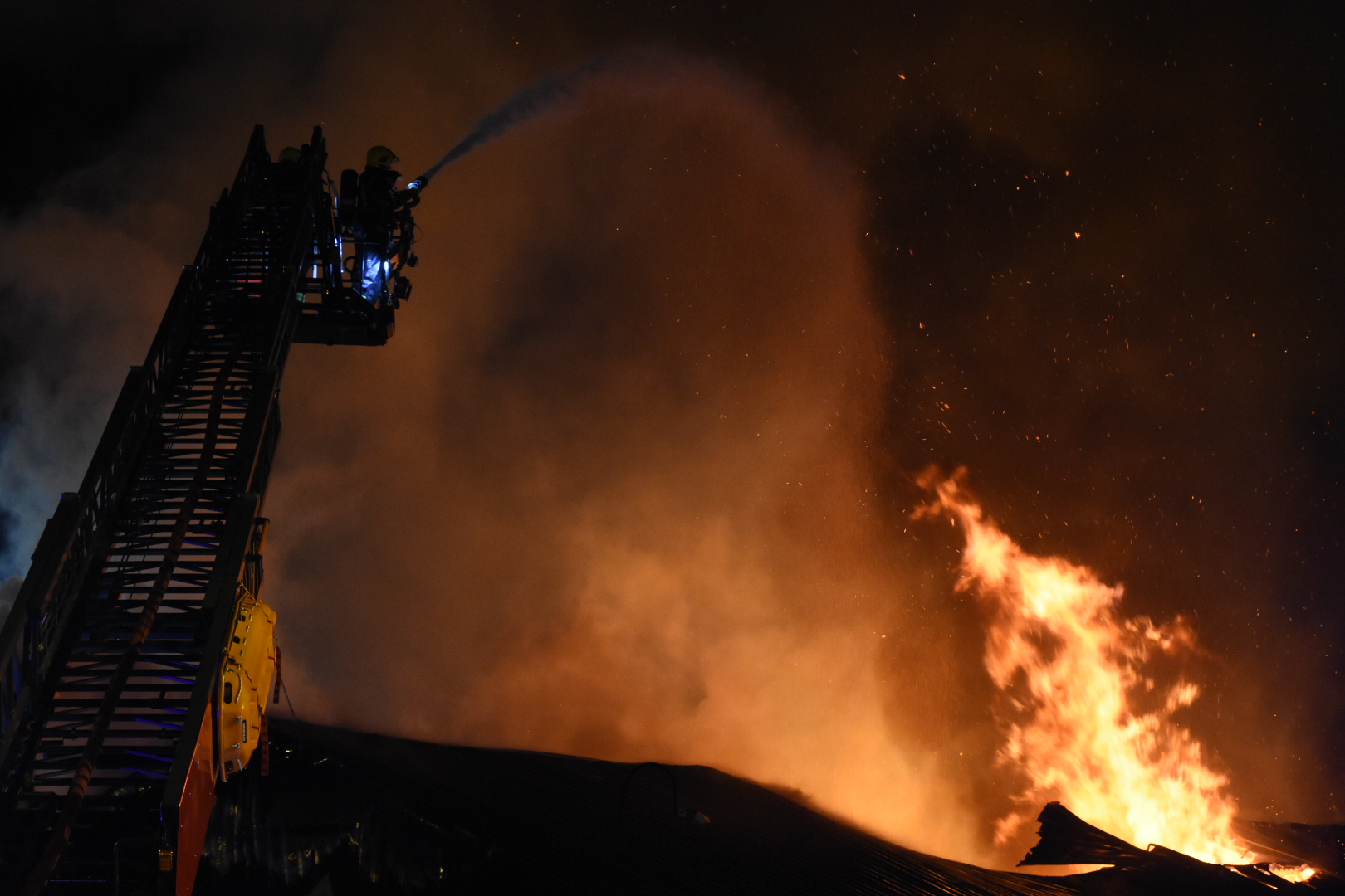 Novi Sad, 12.02.2021. Požar, magacin, vatrogasci Foto: Nenad Lazić/Nova.rs