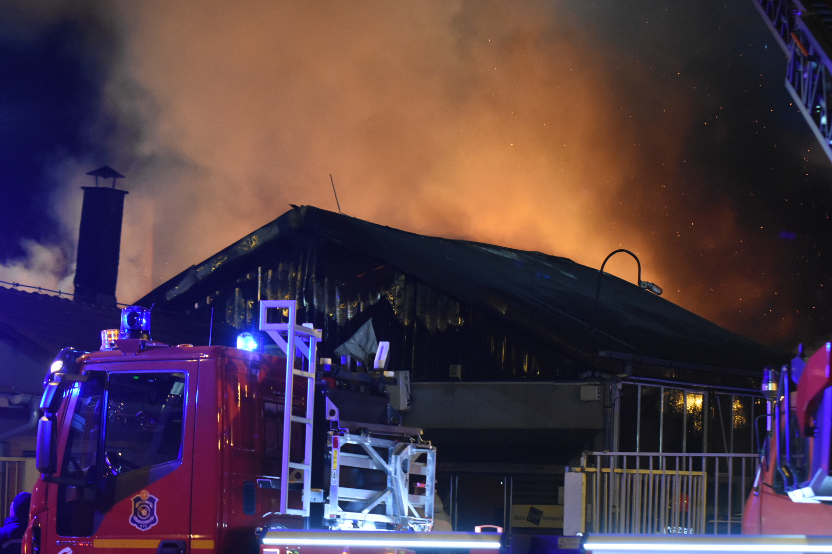 Novi Sad, 12.02.2021. Požar, magacin, vatrogasci Foto: Nenad Lazić/Nova.rs