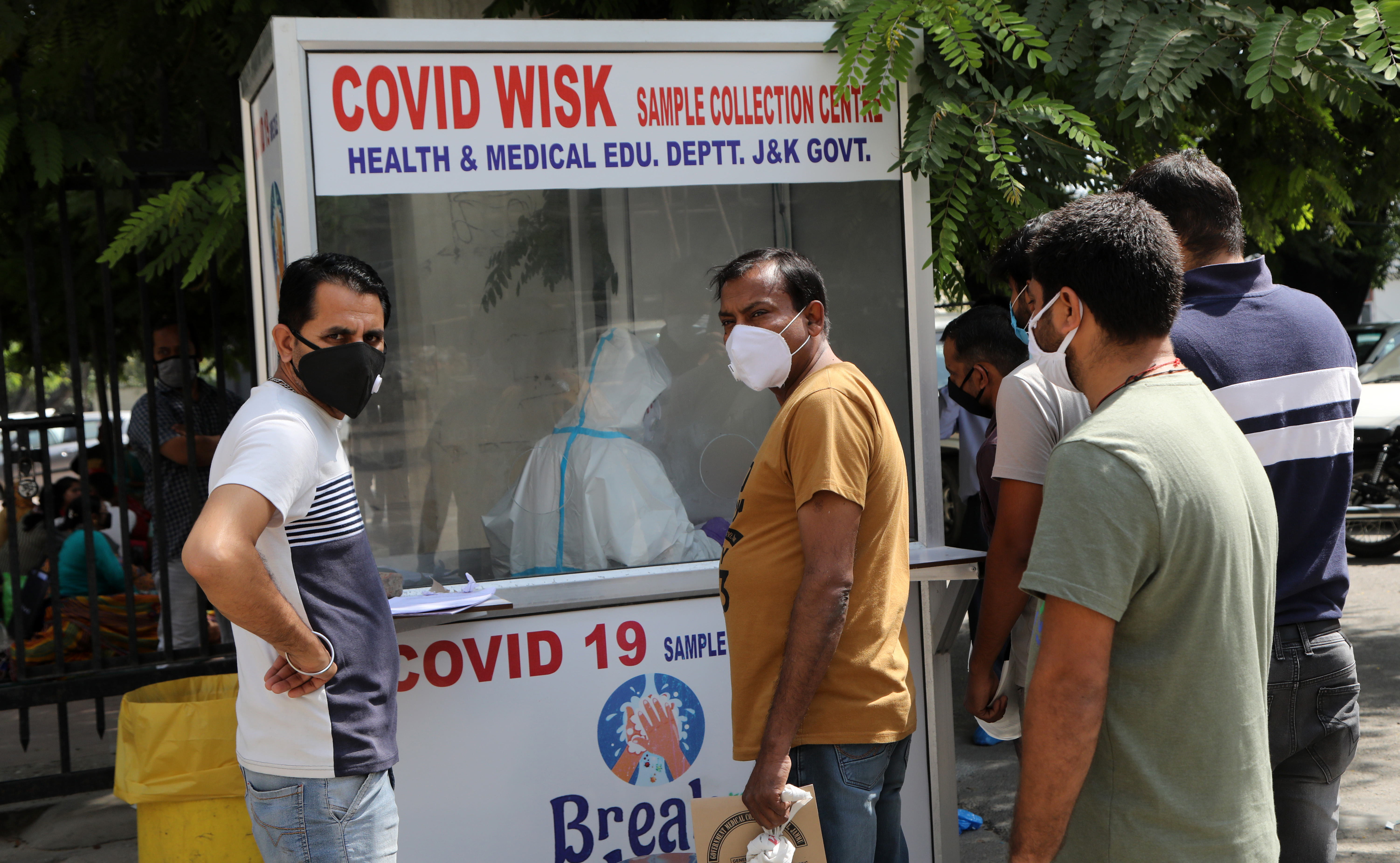 epa08705233 People wait for the coronavirus and COVID-19 disease Rapid Antigen detection test at government medical college hospital in Jammu, India, 29 September 2020.  EPA-EFE/JAIPAL SINGH