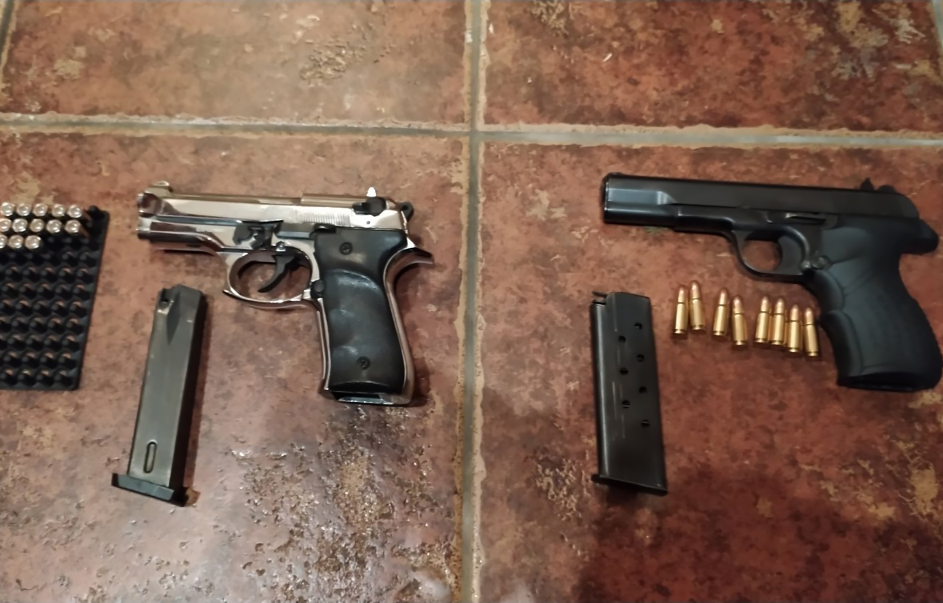 Beograd, 26. januara 2021 - Pripadnici Ministarstva unutrasnjih poslova, Sluzbe za borbu protiv
organizovanog kriminala, zaplenili su vise od cetiri kilograma spida, tri pistolja i manju kolicinu municije. TANJUG/ MUP/ fotografija niske rezolucije/ mn