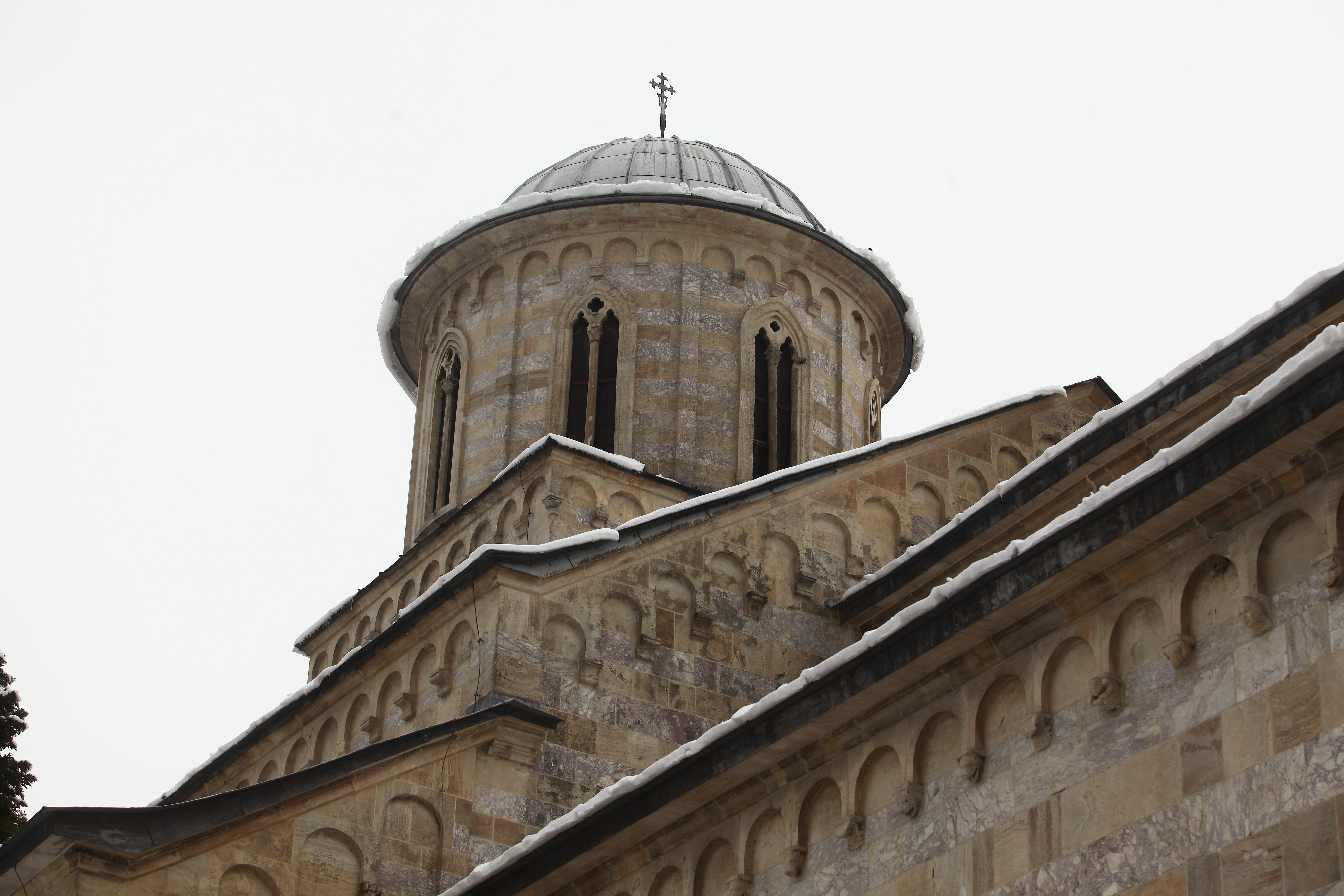 Decani 21.12.2011

Manastir Visoki Decani
Najvise napadan manastir na Kosovu, Kosovo, srpska bastina, zgrada manastira
 
NIN Reportaza broj 3184 
foto zoran loncarevic