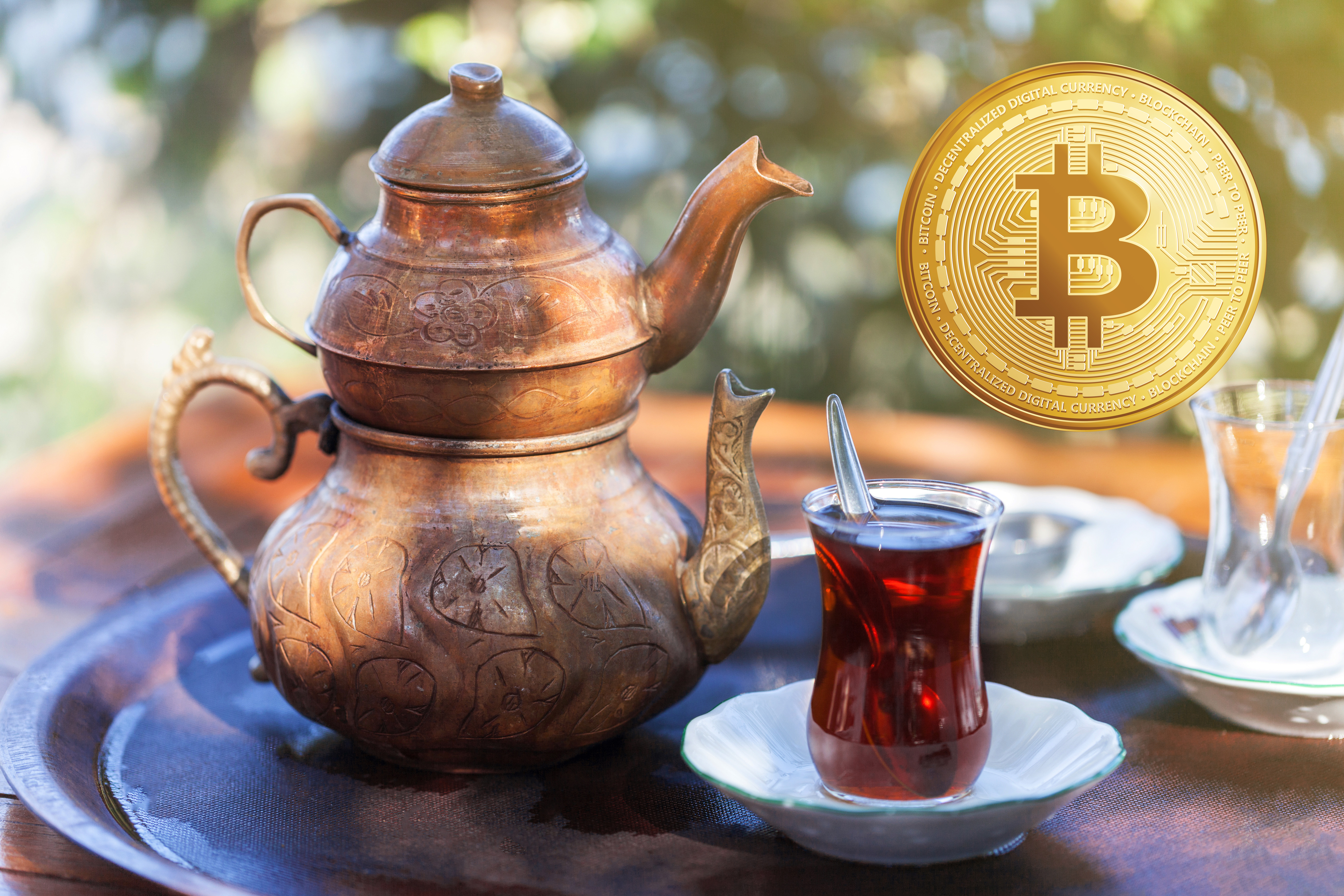 Turski čaj, bitkoin Foto: Shutterstock
Drinking Traditional Turkish Tea with Turkish tea cup and copper tea pot
