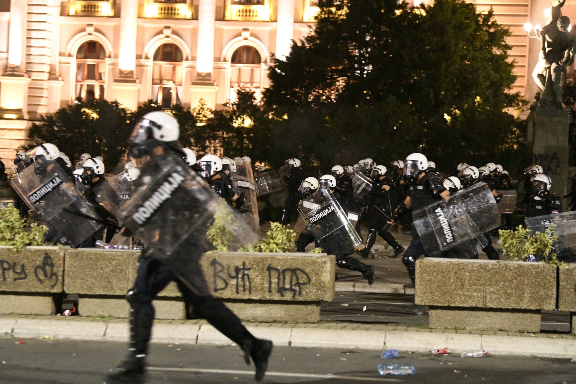 Beograd 10.07.2020. Juriš, stampedo. Policija, Skupština Srbije, protest, četvrti dan, 4 dan Foto: Filip Krainčanić/Nova.rs