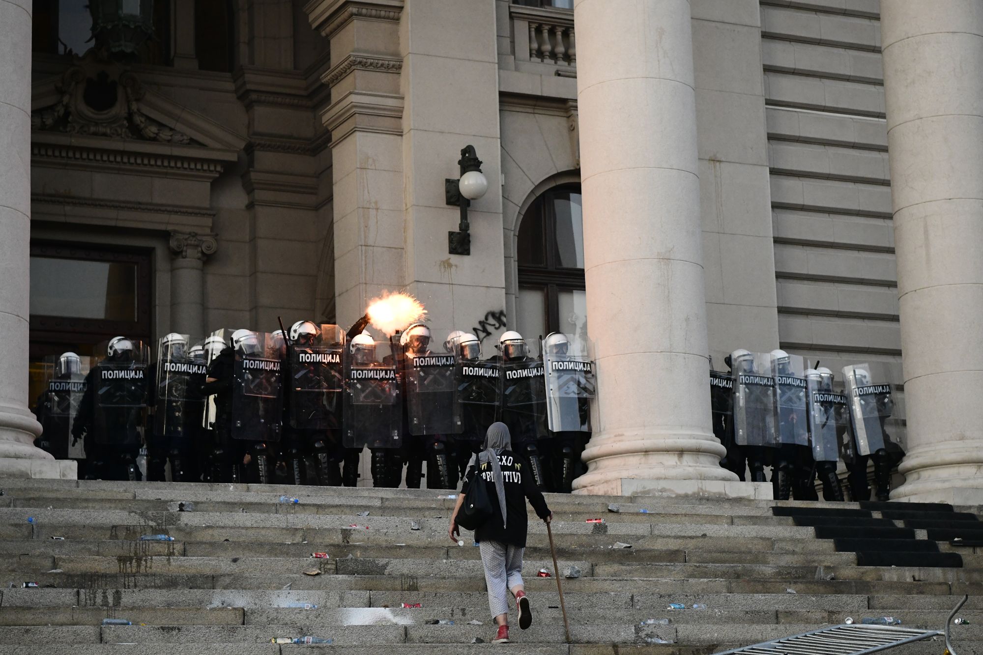 Beograd 08.07.2020. Protest, drugi dan demonstracija, haos, suzavac, paljenje, povređeni, policija, Terazije Foto: Goran Srdanov/Nova.rs
