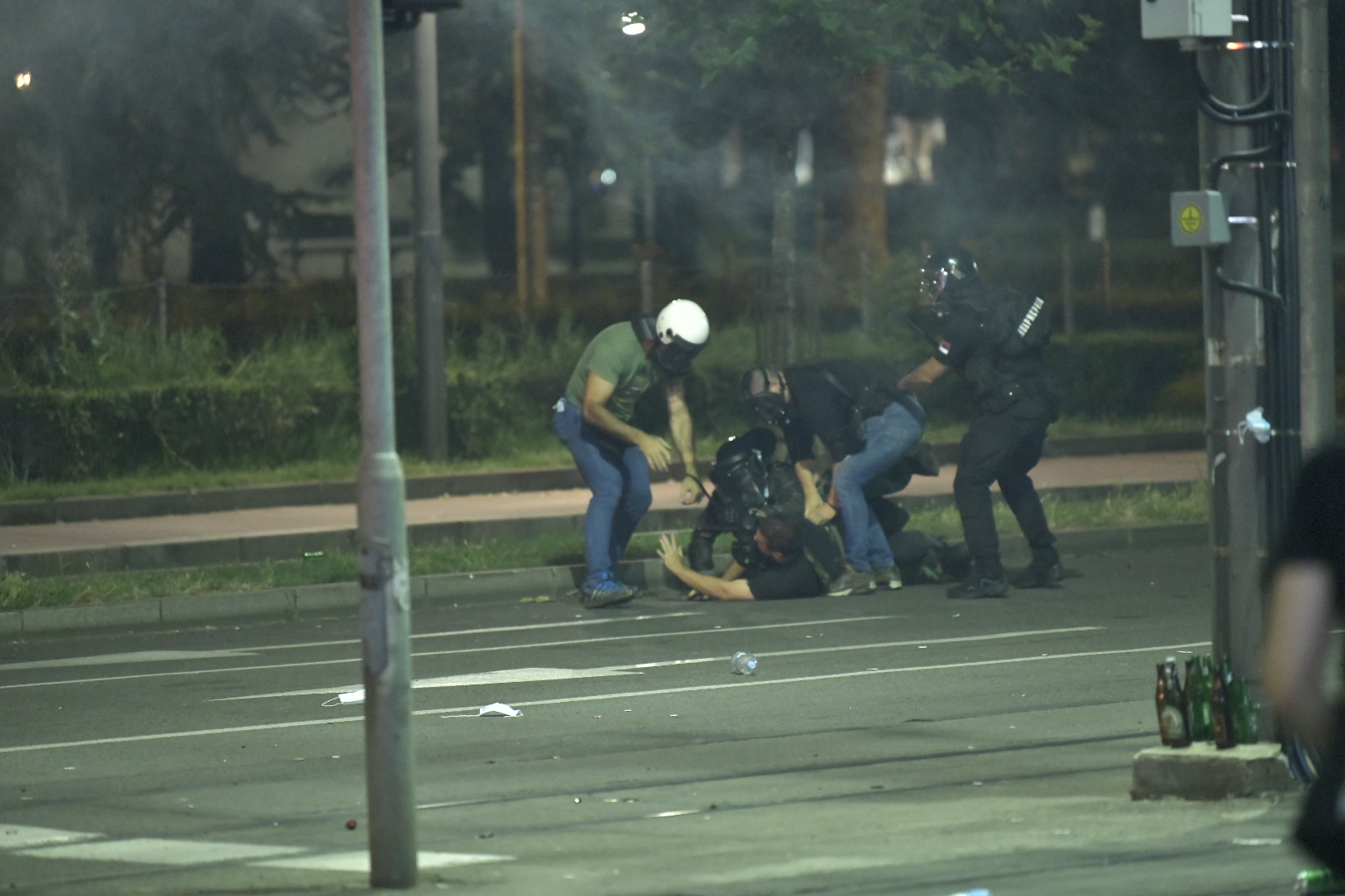Beograd 08.07.2020. Protest, drugi dan demonstracija, haos, suzavac, paljenje, povređeni, policija Foto: Zoran Lončarević/Nova.rs