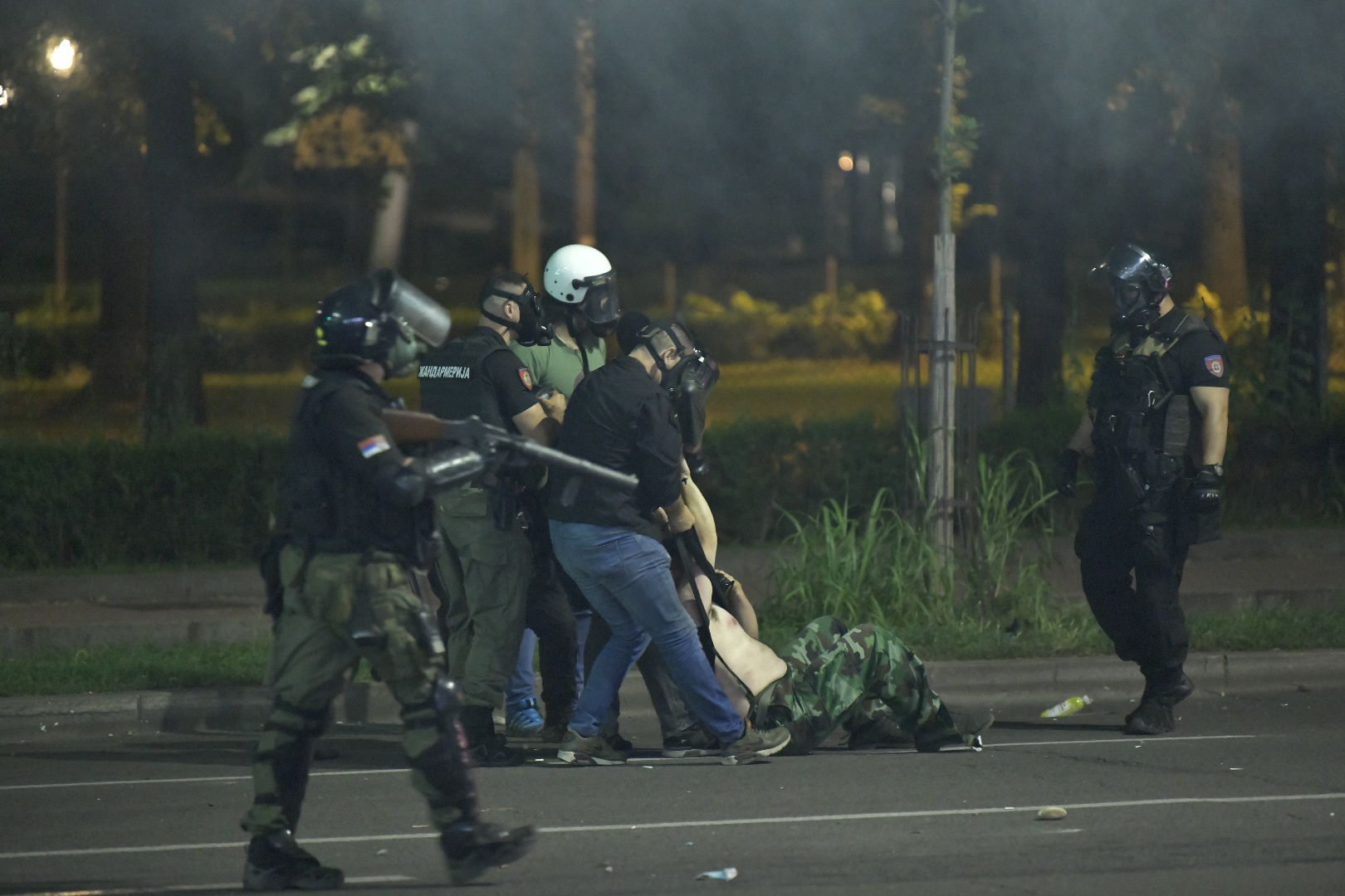 Beograd 08.07.2020. Protest, drugi dan demonstracija, haos, suzavac, paljenje, povređeni, policija Foto: Zoran Lončarević/Nova.rs