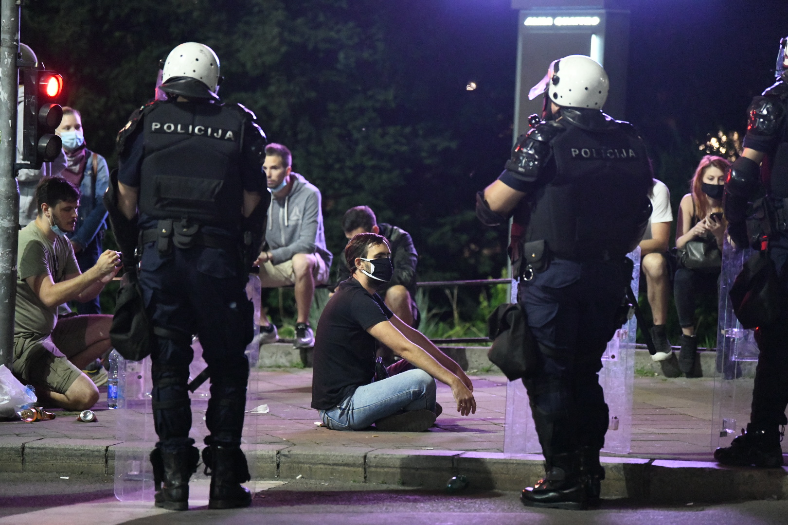 Beograd 08.07.2020. Protest, drugi dan demonstracija, haos, suzavac, paljenje, povređeni, policija Foto: Vesna Lalić/Nova.rs