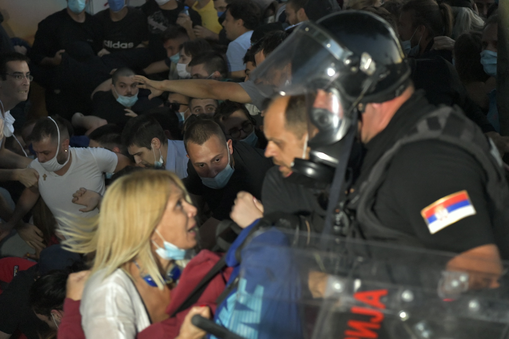 Beograd 08.07.2020. Protest, drugi dan demonstracija, haos, suzavac, paljenje, povređeni, policija Foto: Zoran Lončarević/Nova.rs