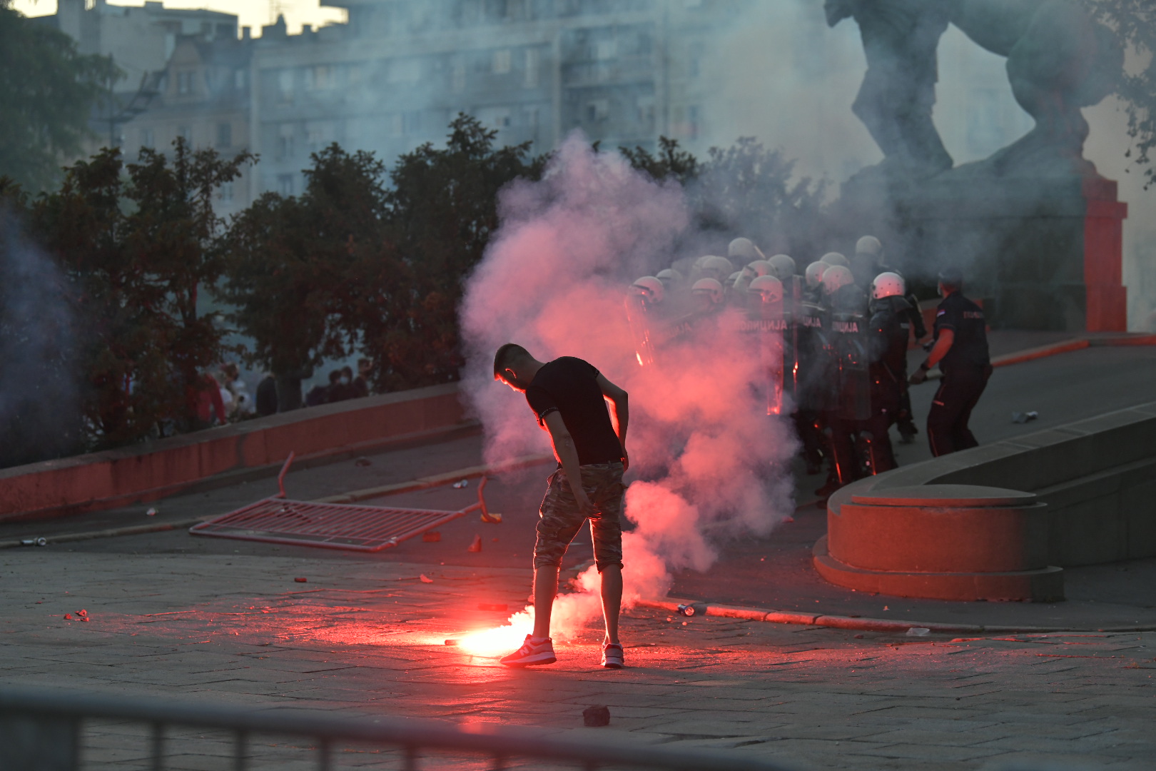 Beograd 08.07.2020. Protest, drugi dan demonstracija, haos, suzavac, paljenje, povređeni, policija Foto: Zoran Lončarević/Nova.rs