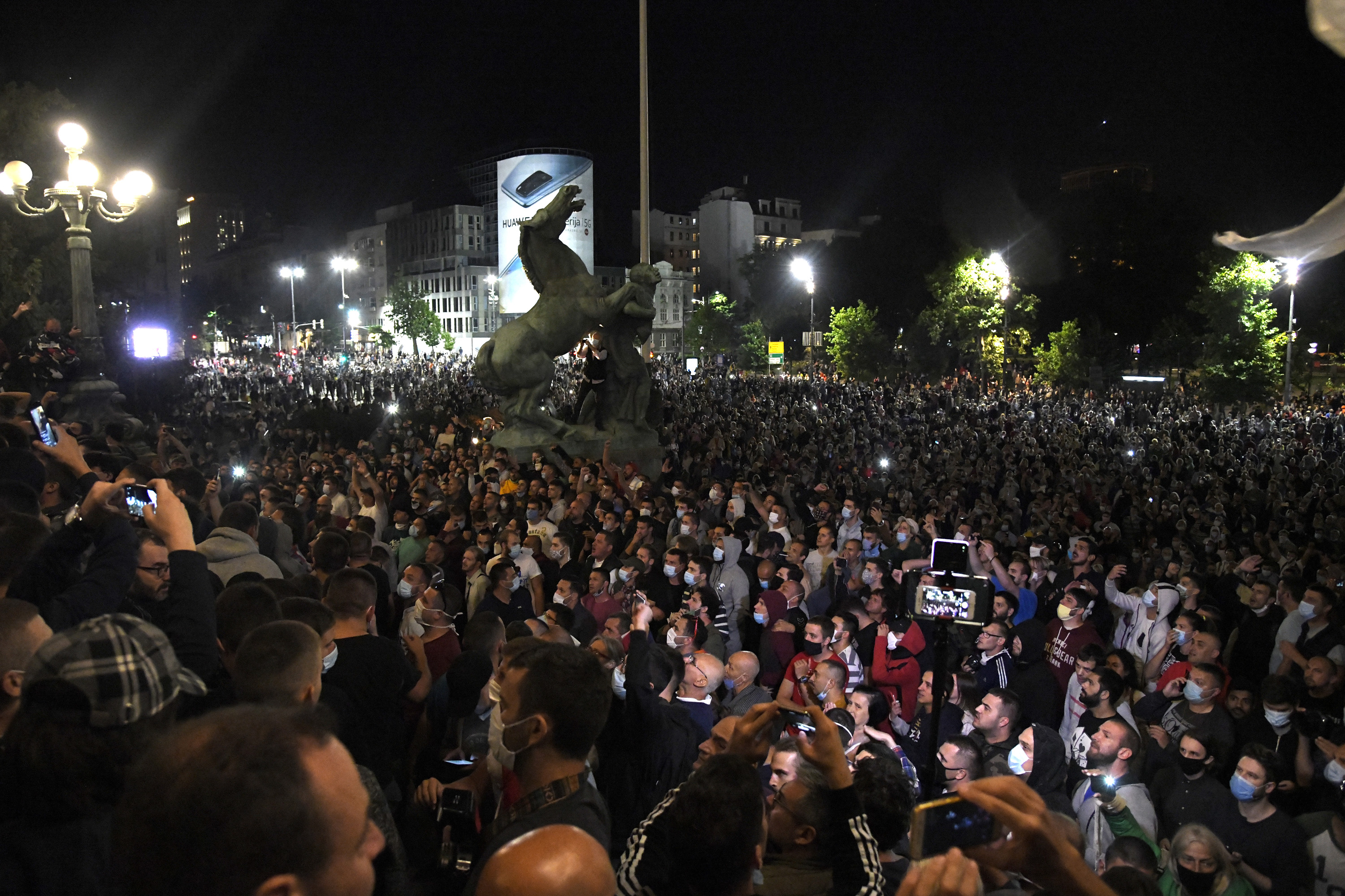Beograd 07.07.2020. Protest ispred zgrade Narodne skupštine zbog najave uvodjenja policijskog časa. Skupština, Narodna skupština, narod, protest, demonstracija, demonstranti, policija, žandarmerija Foto: Nemanja Jovanović/Nova.rs