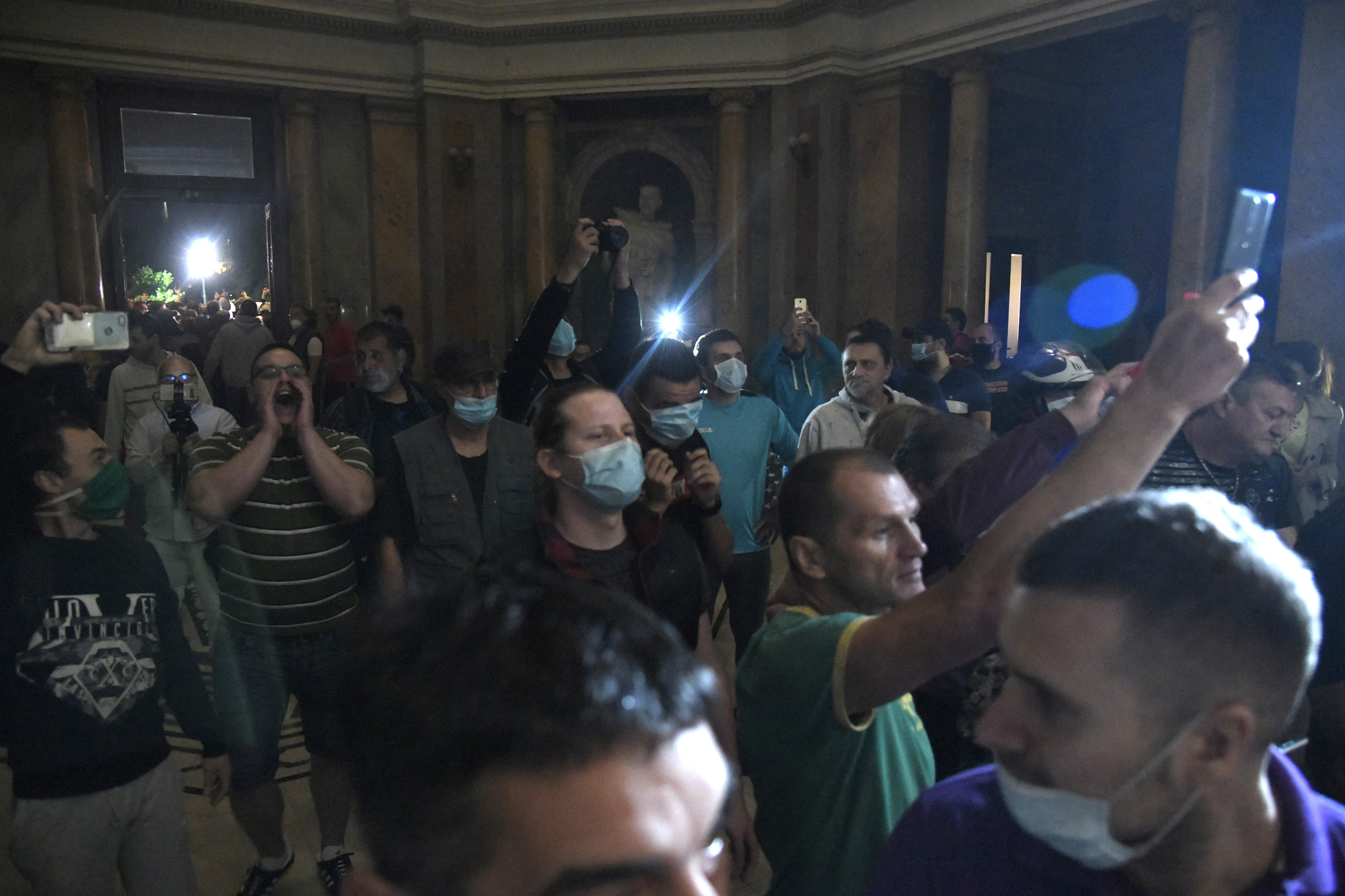 Beograd 07.07.2020. Protest ispred zgrade Narodne skupštine zbog najave uvodjenja policijskog časa. Skupština, Narodna skupština, narod, protest, demonstracija, demonstranti, policija, žandarmerija, upad, ulazak Foto: Nemanja Jovanović/Nova.rs