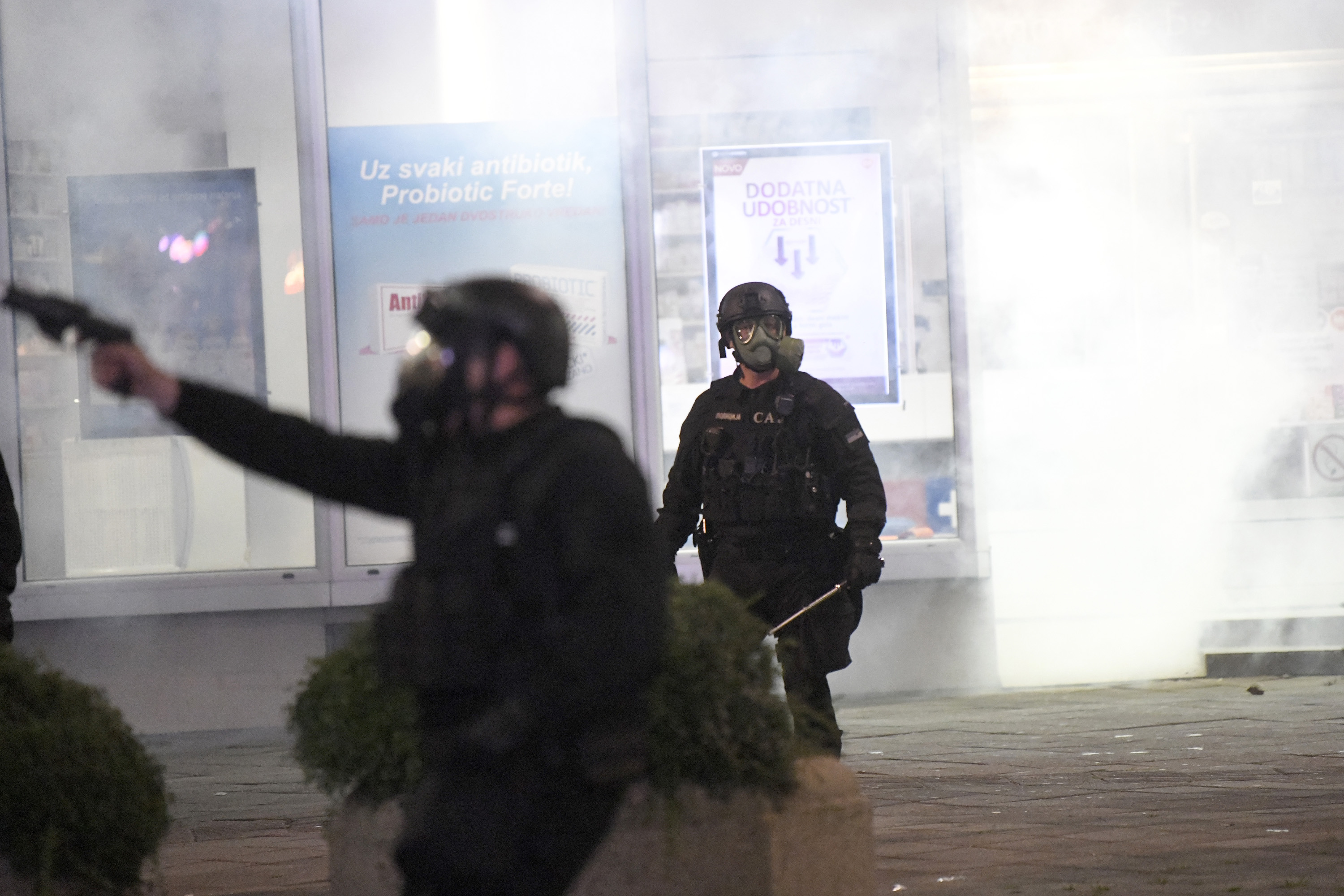 Beograd 07.07.2020. Protest ispred zgrade Narodne skupštine zbog najave uvodjenja policijskog časa. Skupština, Narodna skupština, narod, protest, demonstracija, demonstranti, policija, žandarmerija, suzavac Foto: Nemanja Jovanović/Nova.rs