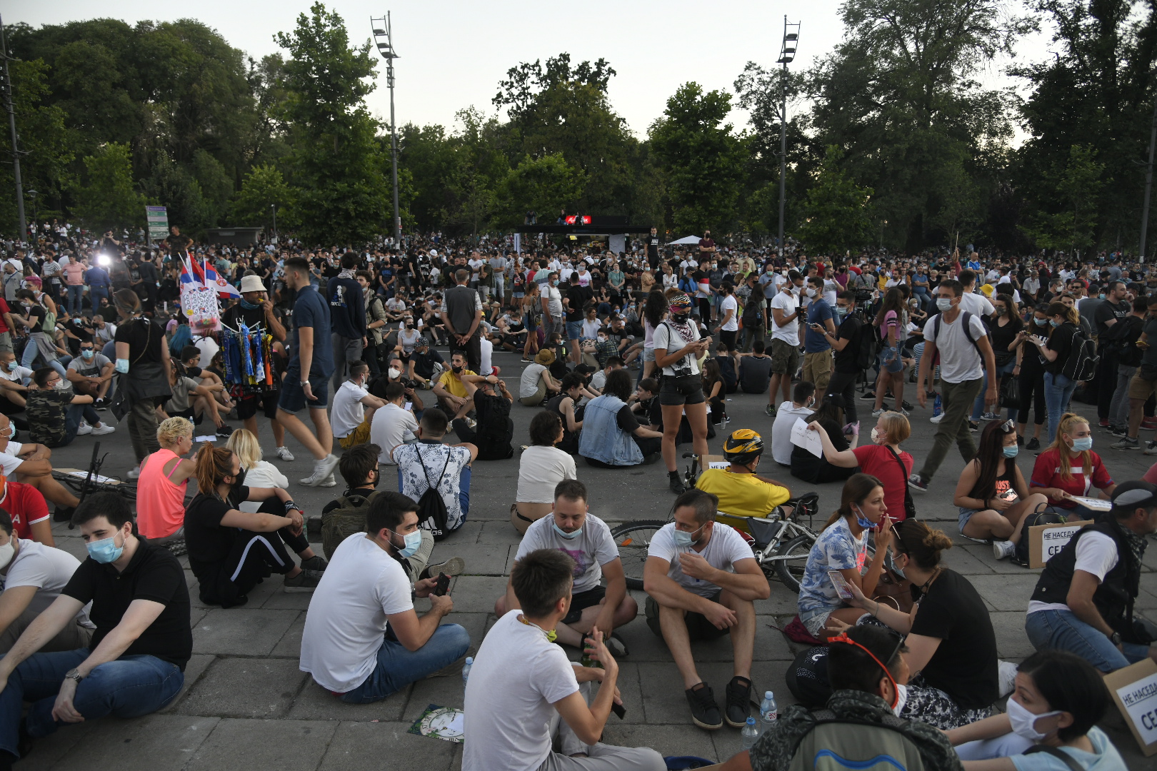 Beograd 09.07.2020. Protest, treći dan, demonstracije, Skupština Srbije, sedenje, mirni protest, ne nasedaj, sedi Foto: Nemanja Jovnović/Nova.rs