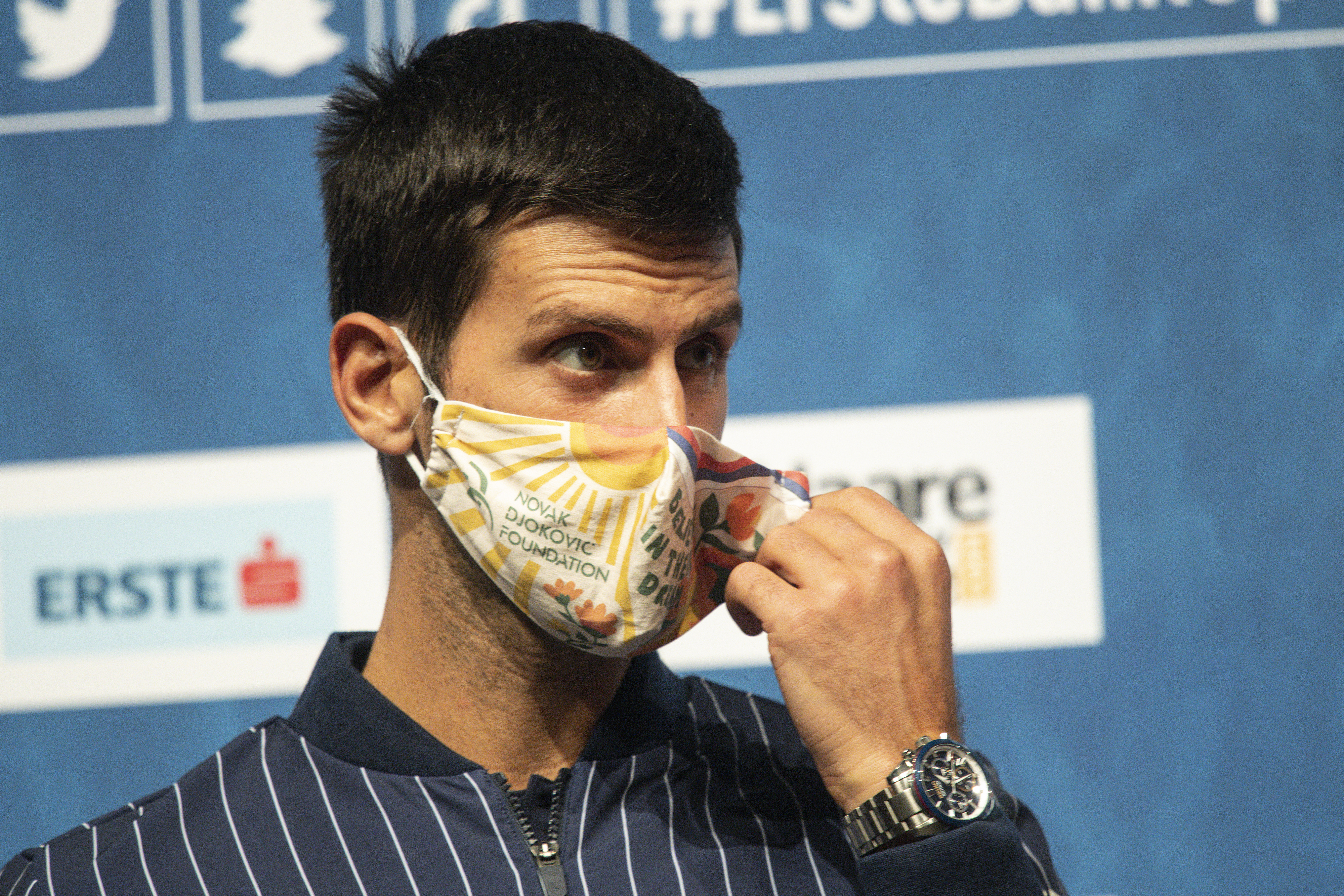 epa08772444 Novak Djokovic of Serbia wearing a protective face mask arrives for a press conference of the Erste Bank Open ATP tennis tournament in Vienna, Austria, 25 October 2020.  EPA-EFE/CHRISTIAN BRUNA